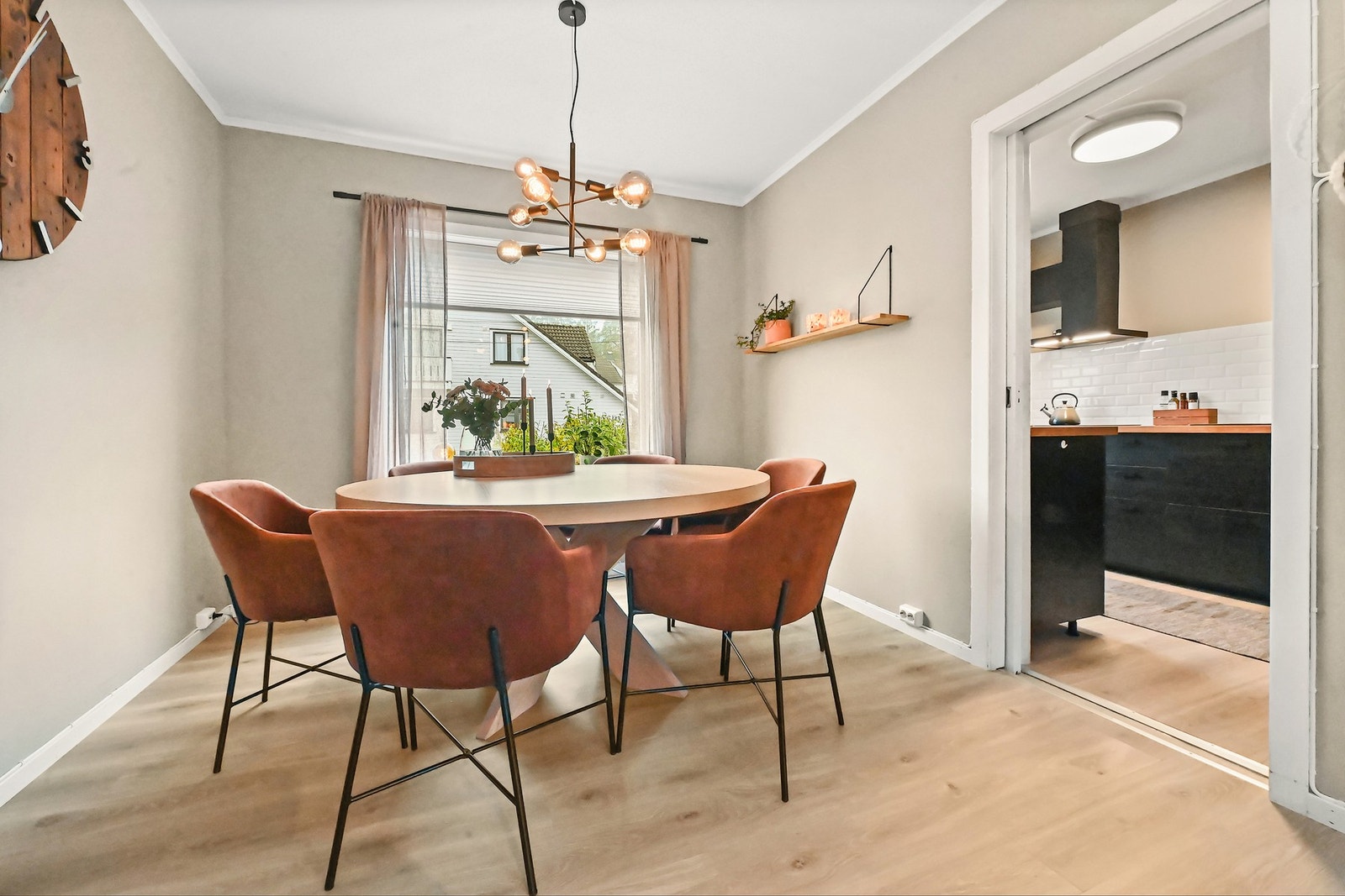 Fin plass til spisestue ved inngangen til kjøkkenet. Galleribilde