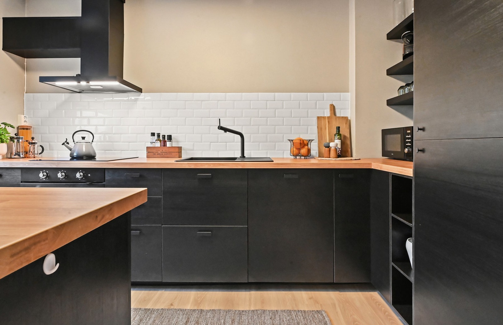 Kjøkkenet har innredning fra Ikea, med integrert kombiskap, oppvaskmaskin, platetopp og stekeovn. Galleribilde