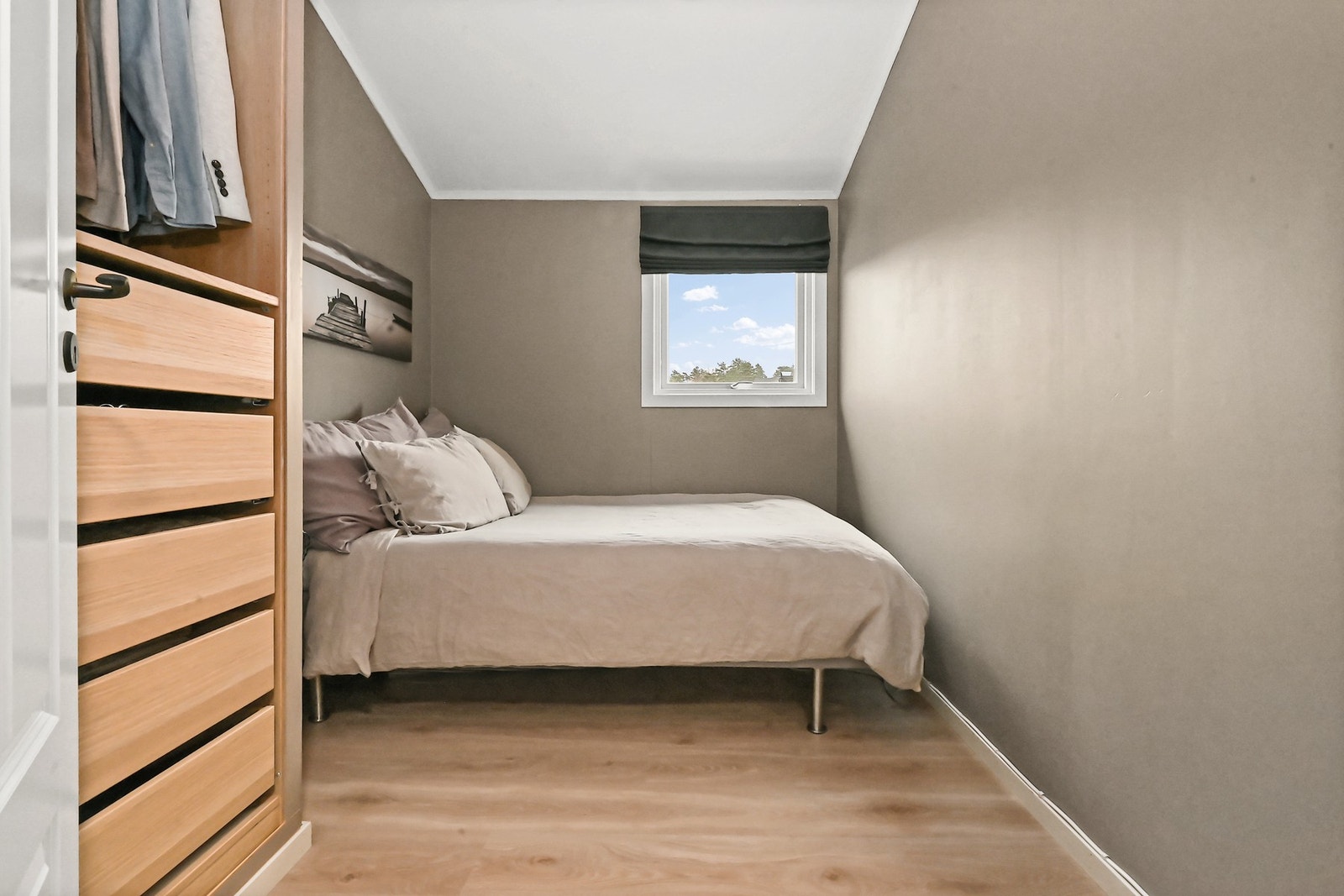 Alle soverommene har gode garderobeløsninger. Galleribilde