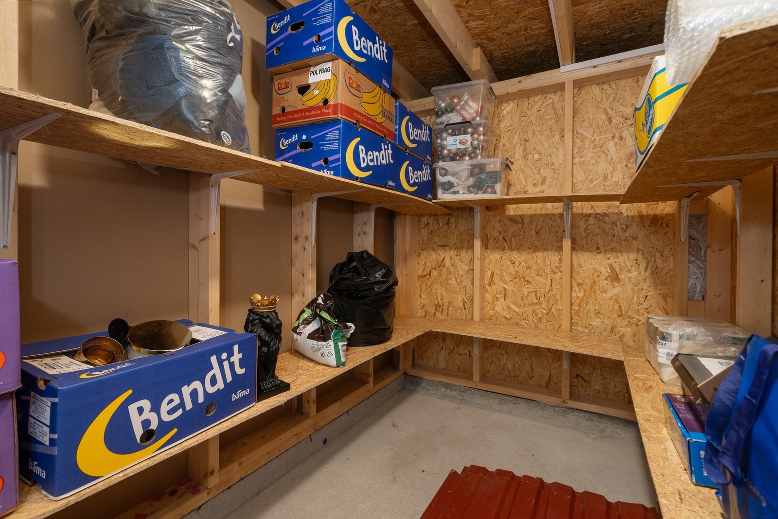 Bod bak i garasjen. Galleribilde