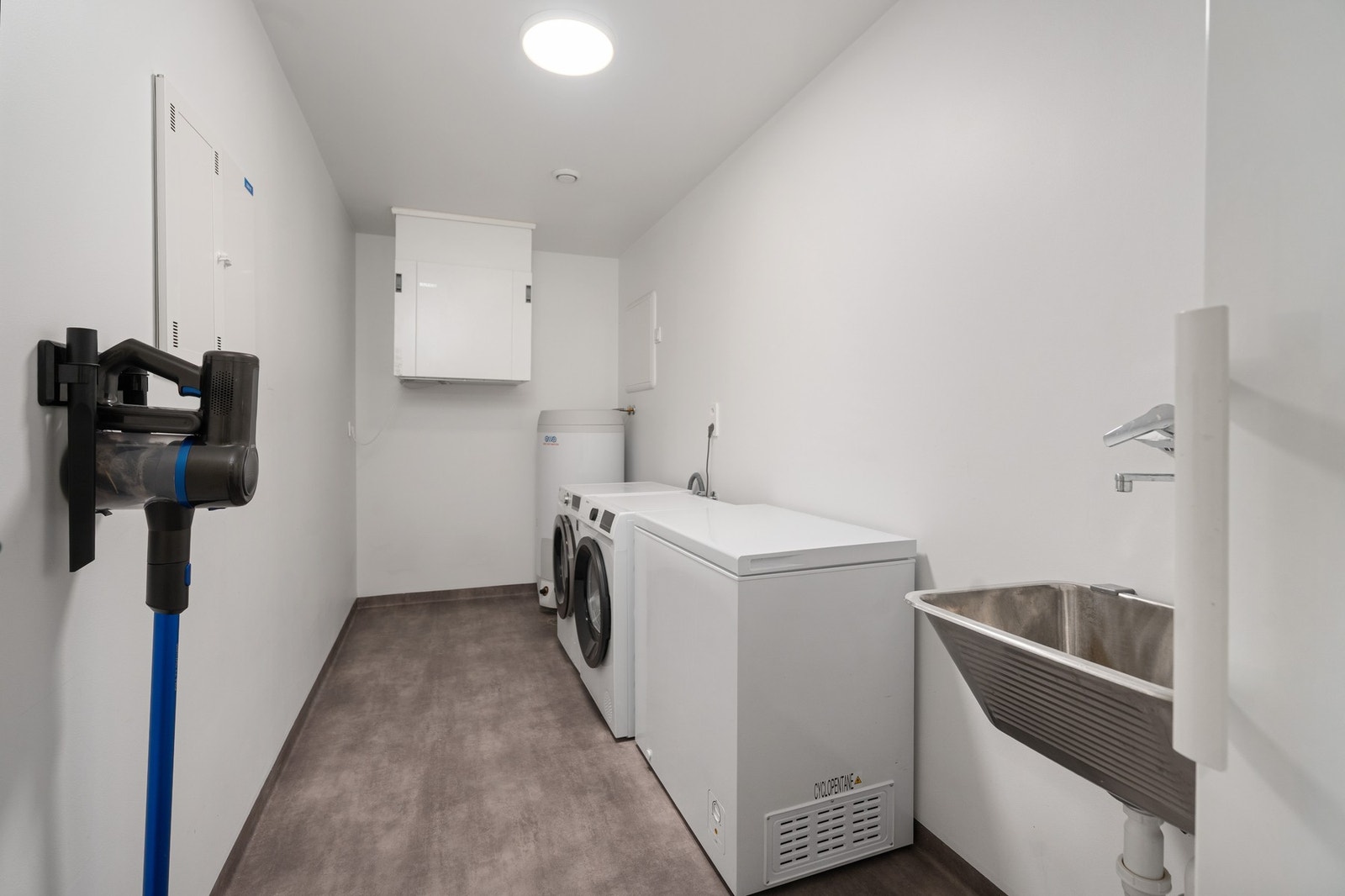 Vaskerom. Her er det plass til både vaskemaskin, tørketrommel. Ekstra fryser og muligheter for å tørke klær. Galleribilde