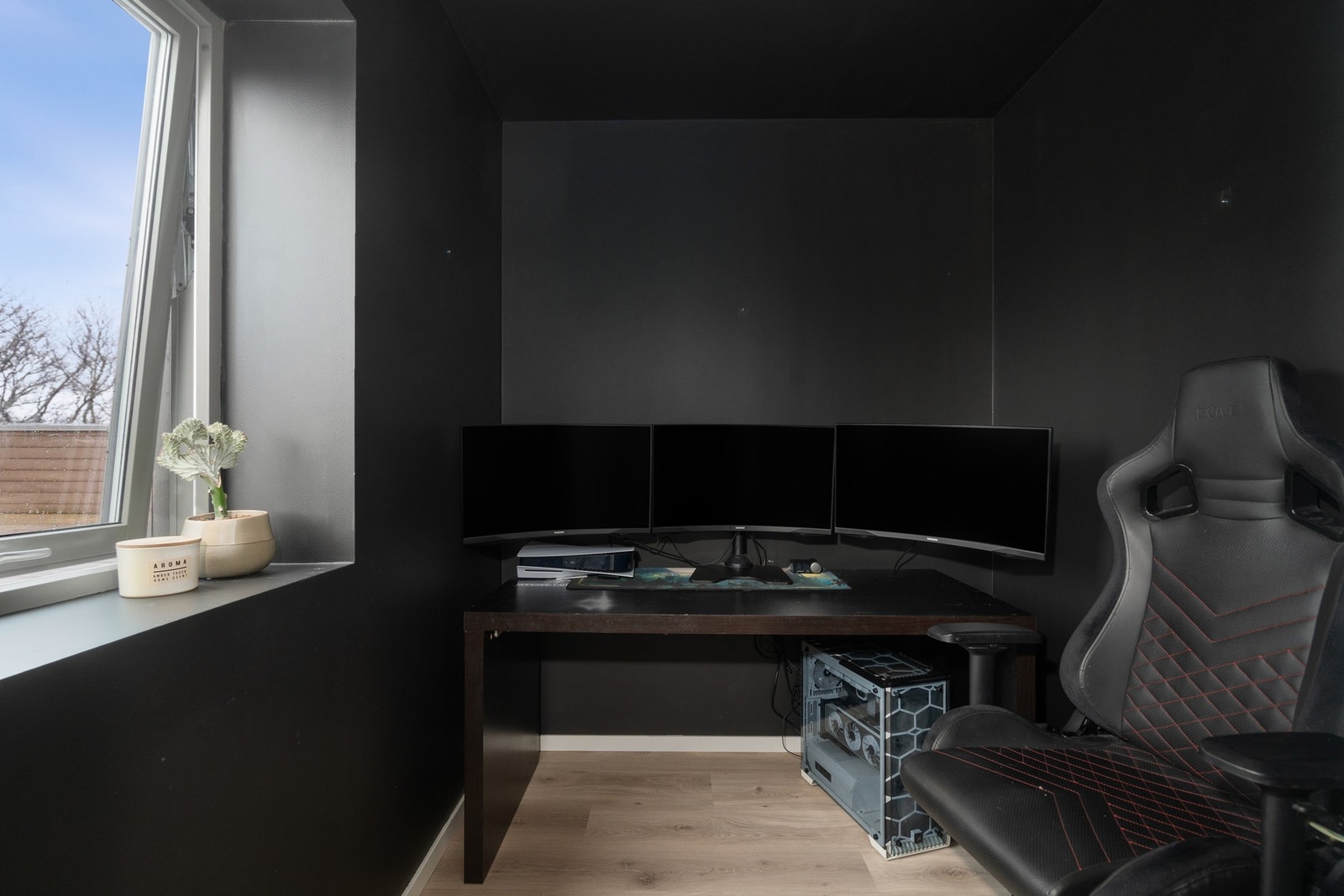 Og i hjørne på det siste soverommet er det lagt opp til gaming. Evt hjemmekontor om man måtte ønske. Galleribilde