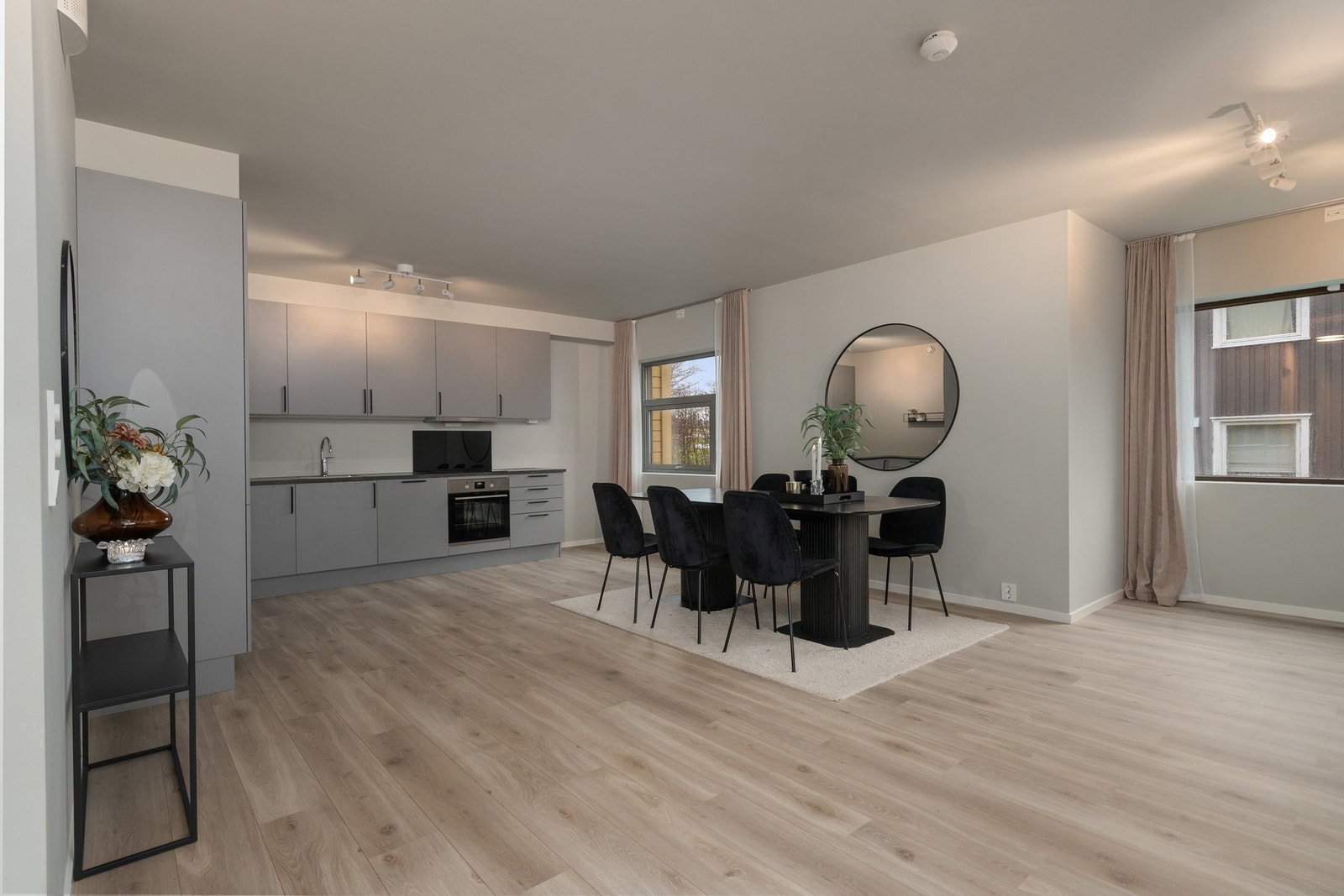 Romslig kjøkken med god plass til en stor spisegruppe hvor man kan samle hele familien. Galleribilde