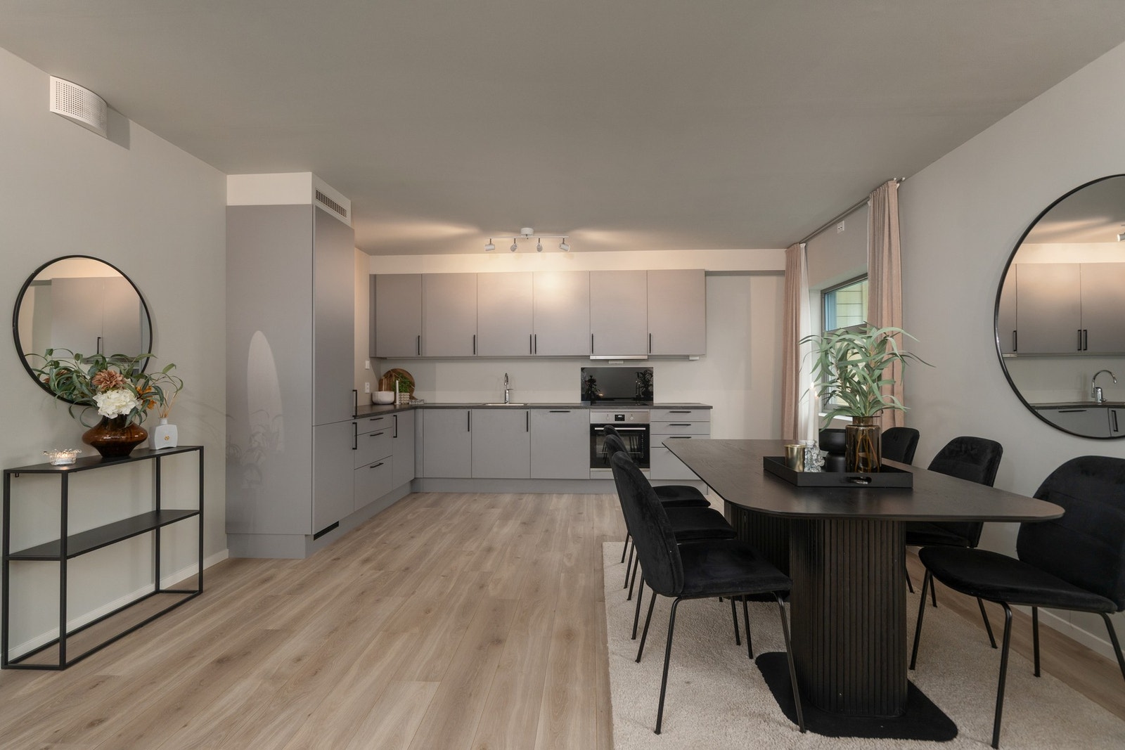 Velkommen til Underhaugsveien 21! En stor, moderne og meget innholdsrik leilighet rett ved Brekstad sentrum Galleribilde