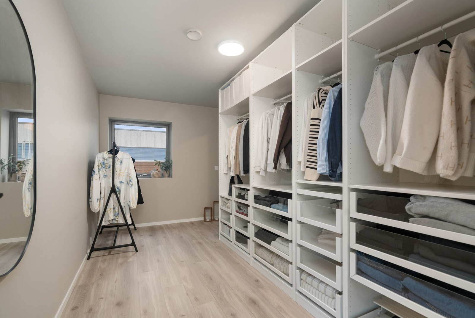 Siden de ikke har behov for det siste soverommet, så er det innredet som walk-in-closet. Galleribilde