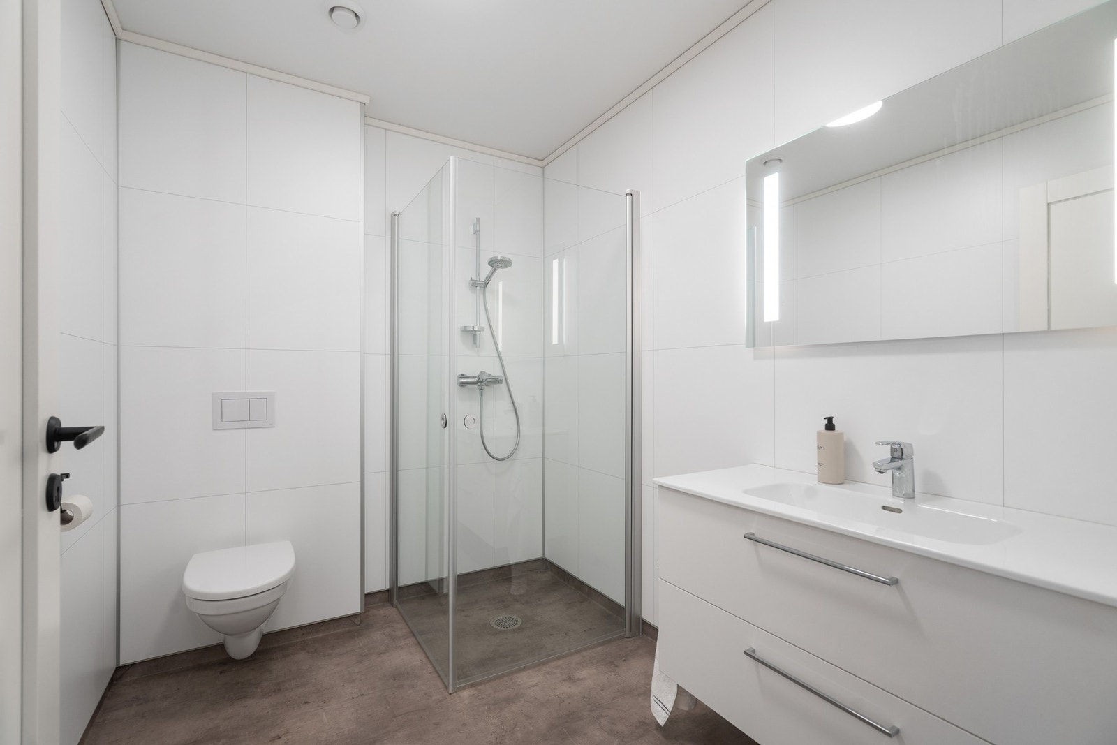 Også i øverste etasje er det eget bad. Meget pratisk med bad i begge etasjer hvor det er soverom. Galleribilde