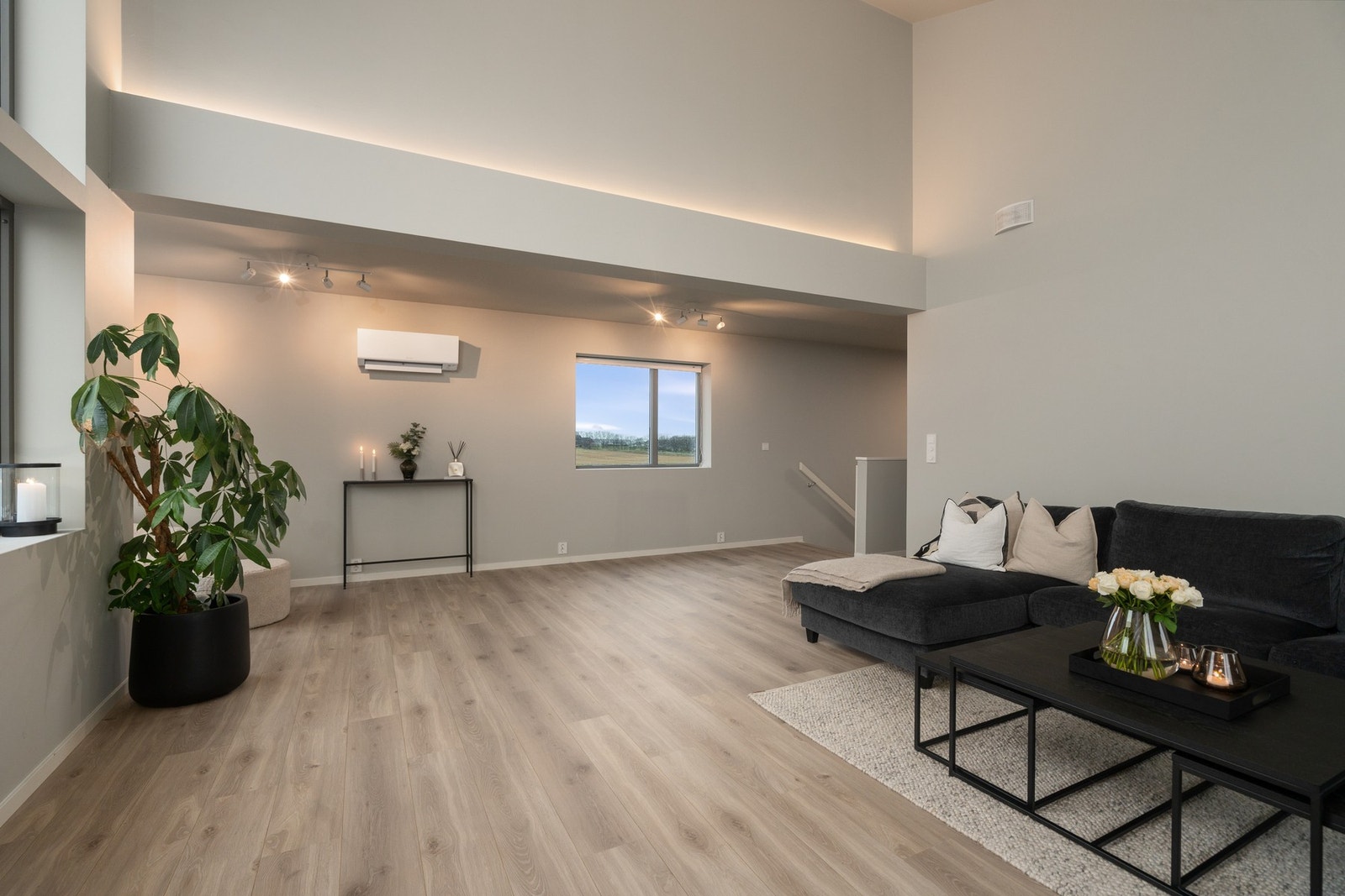 Her er det montert varmepumpe slik at man enkelt kan kjøle ned rommet på de varmeste sommerdagene. Galleribilde