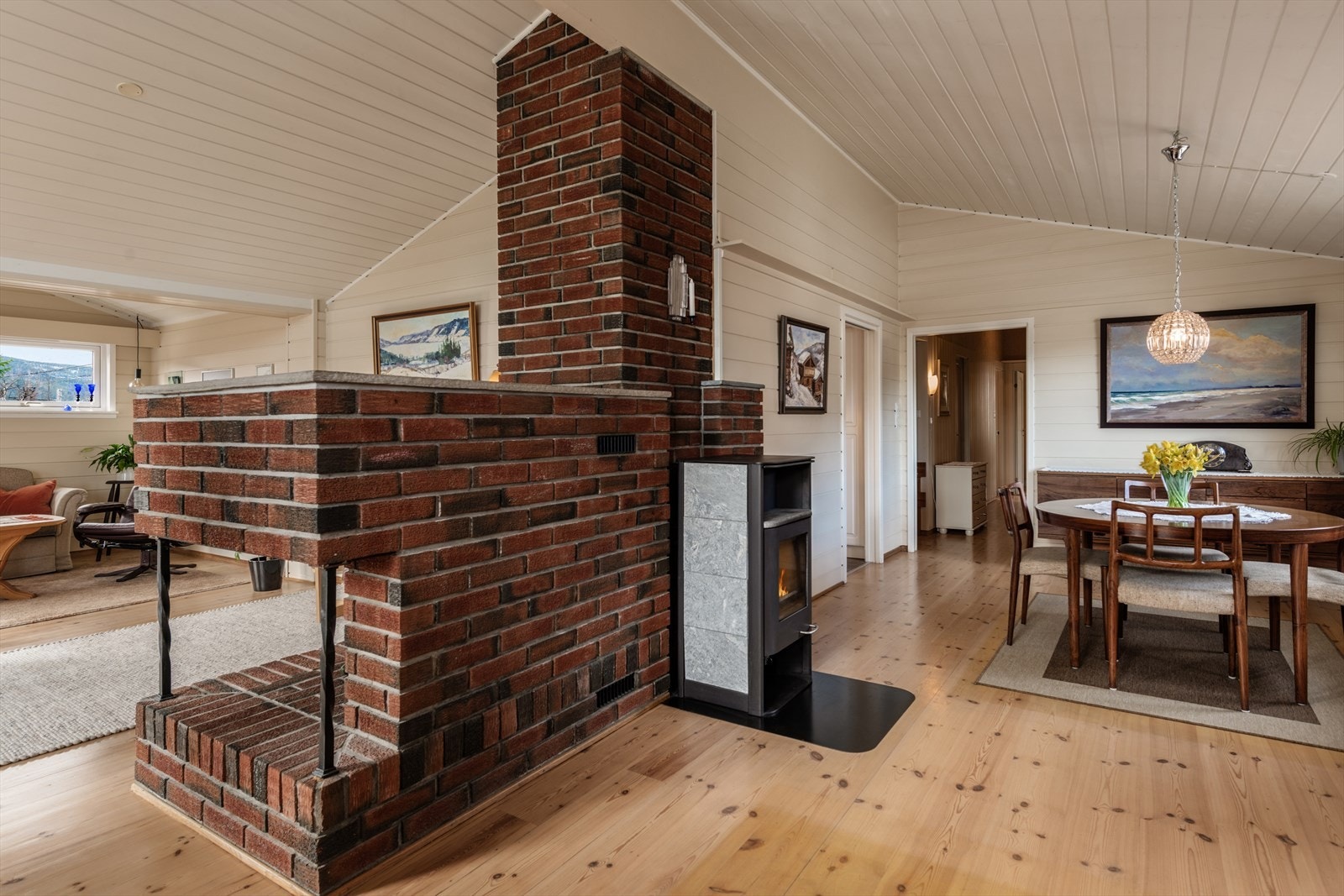 Stor stue med god plass til spisebord og flere sittegrupper. Galleribilde