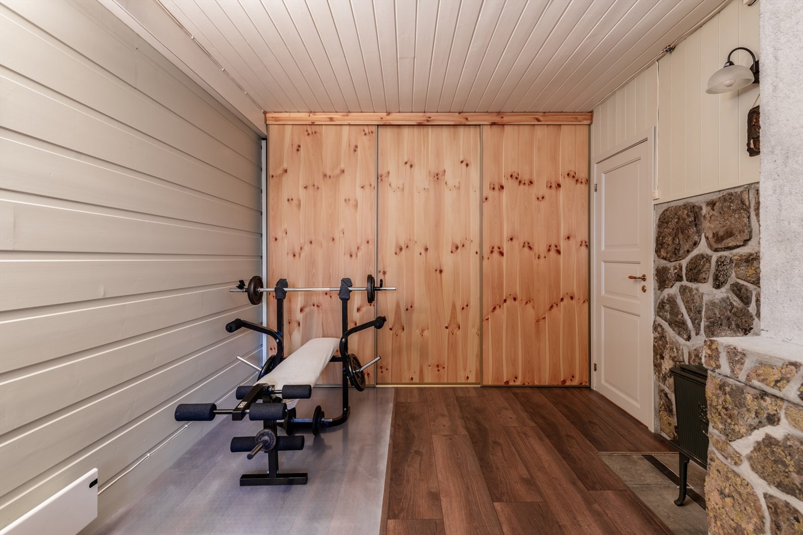 Deler av kjellerstuen er brukt til trimrom. Galleribilde