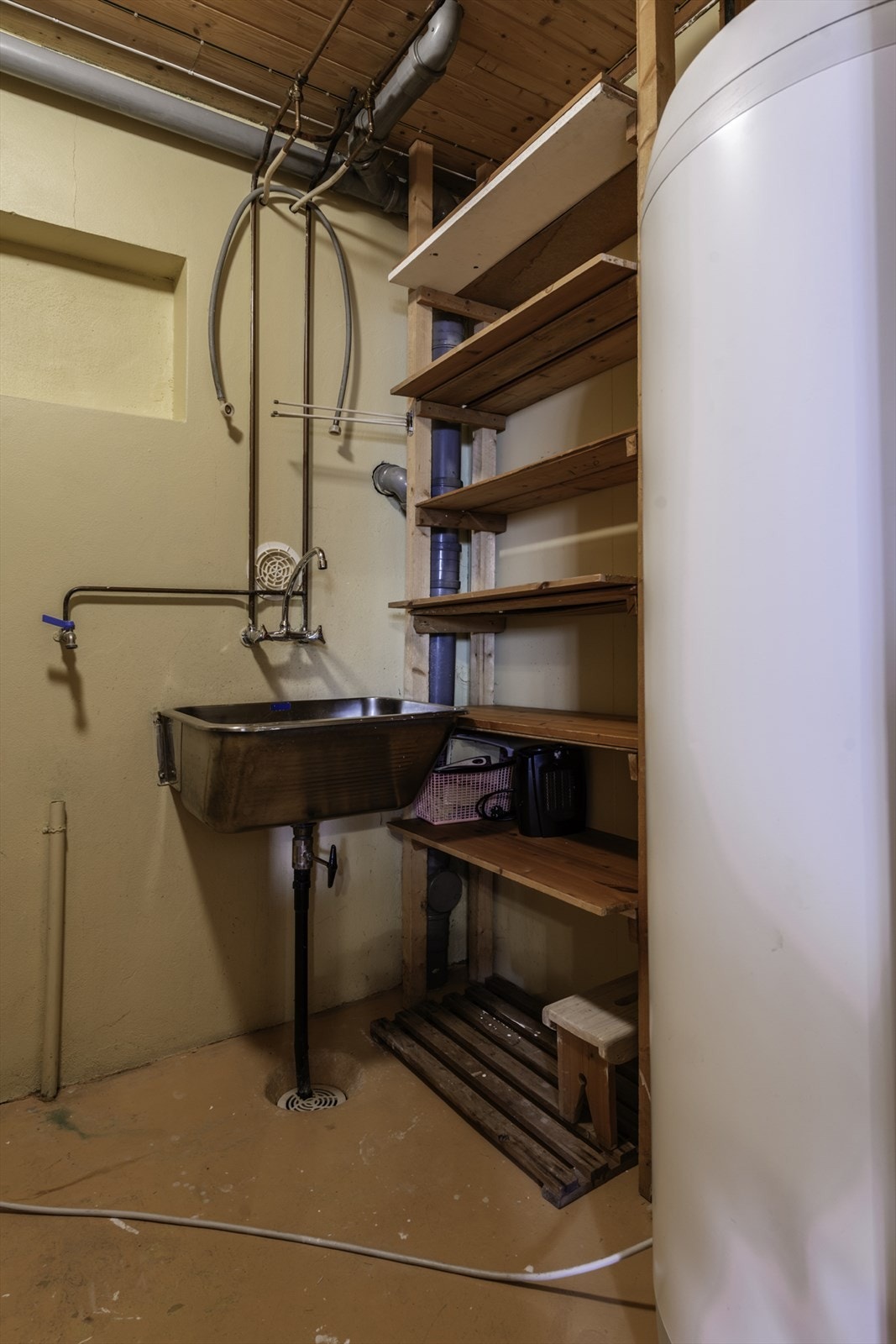 Vaskekjeller/teknisk rom: Betong gulv. Varmtvannsbereder 287 L, 2011. Utslagsvask Galleribilde