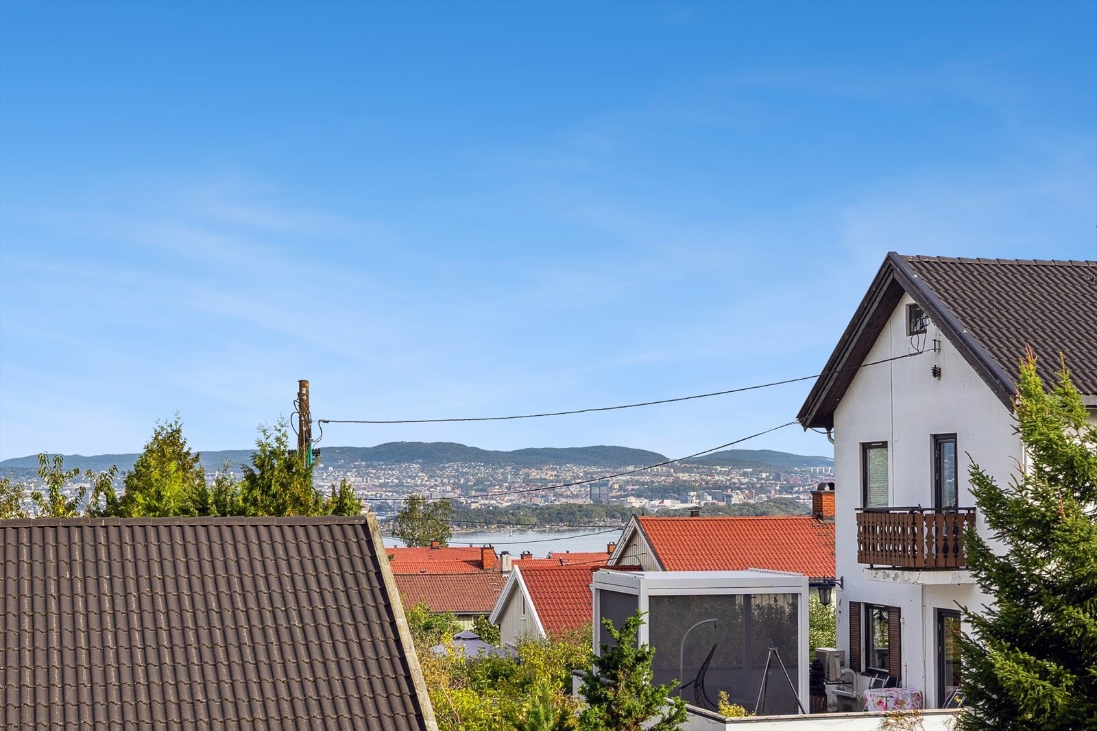 Fra soverommet kan man se over fjorden. Galleribilde