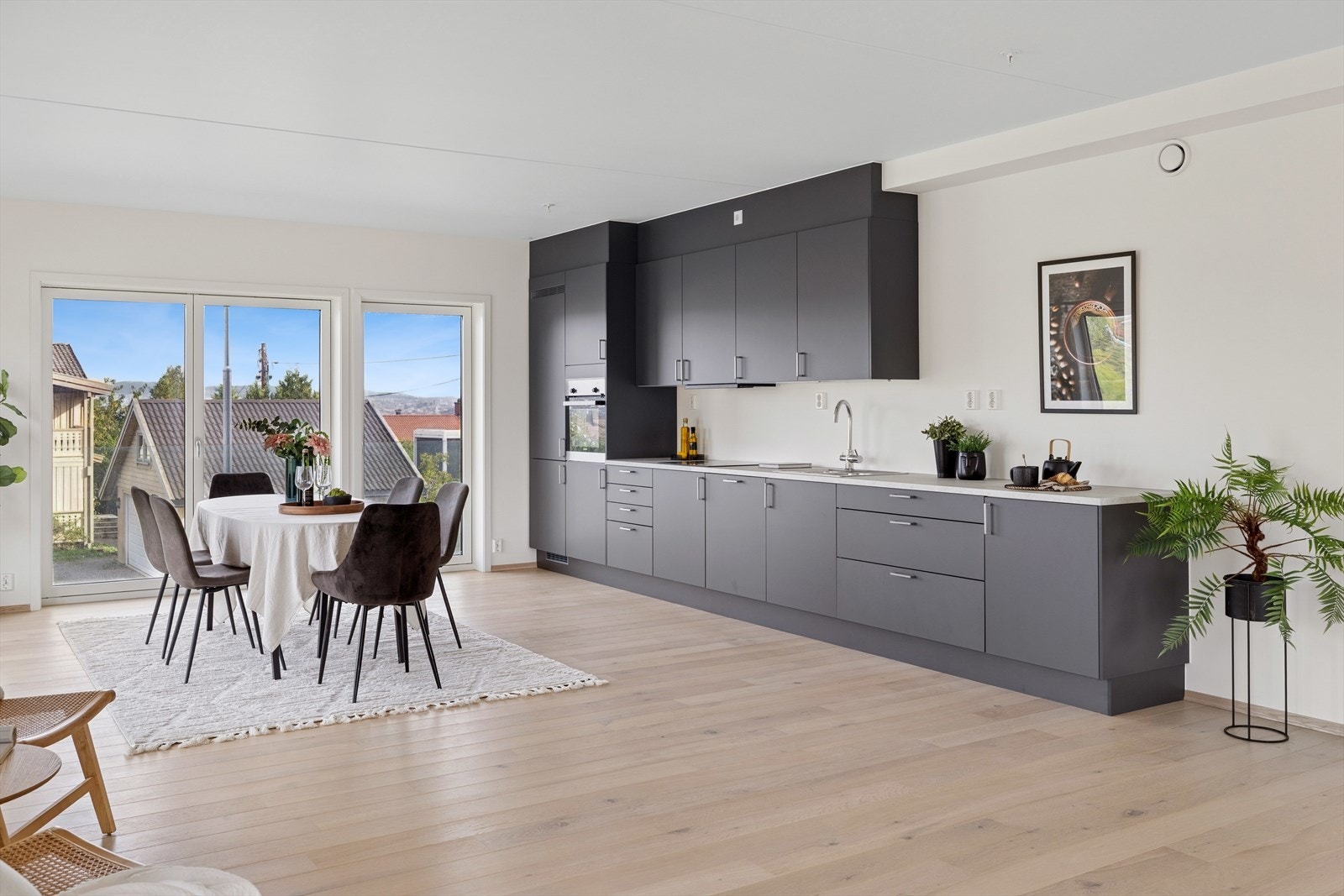 Moderne kjøkken med god plass til matlaging og oppbevaring - levert nytt fra byggeåret Galleribilde