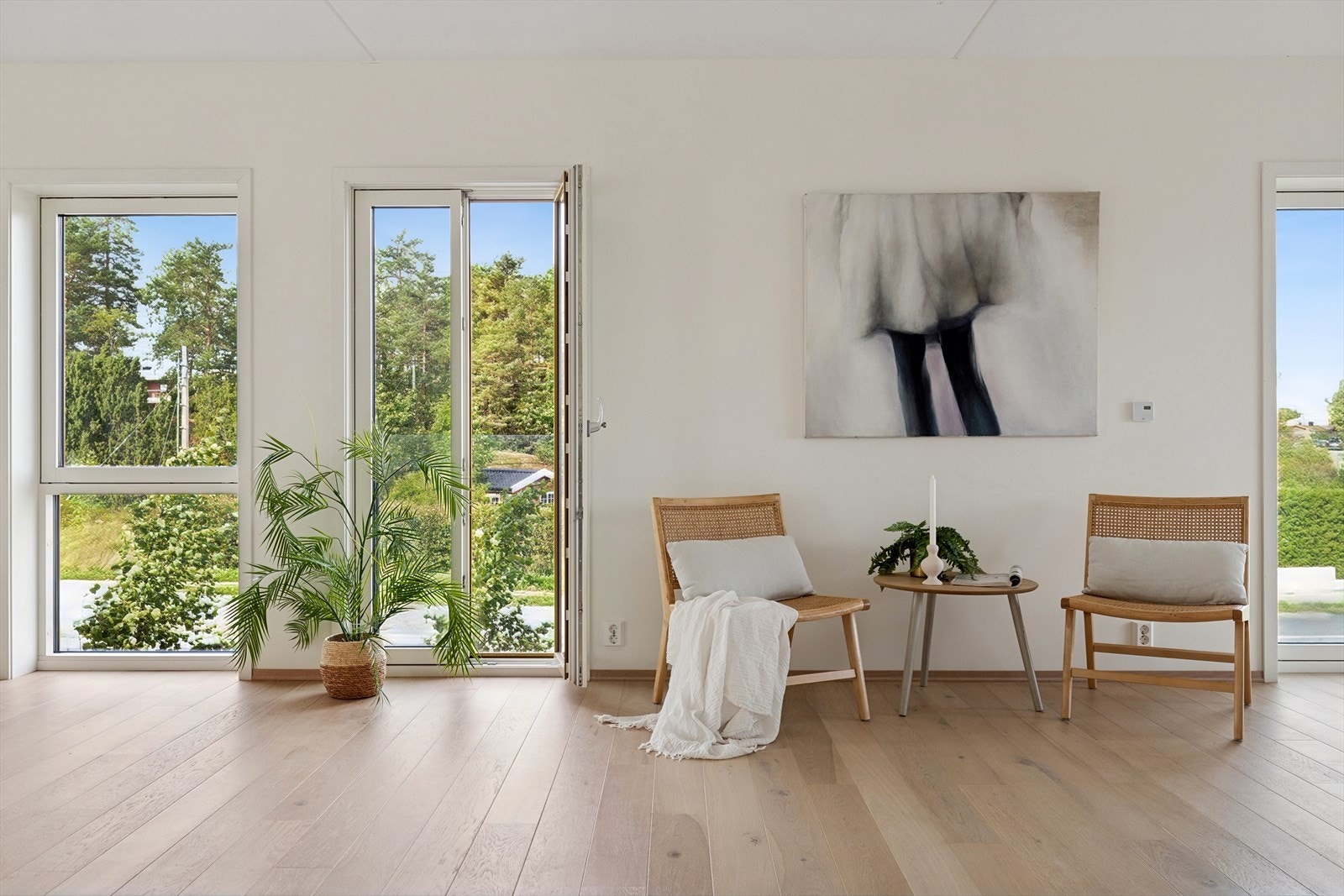 Boligen har screens i stuen som er mulig å heve og senke med fjernkontroll. Galleribilde