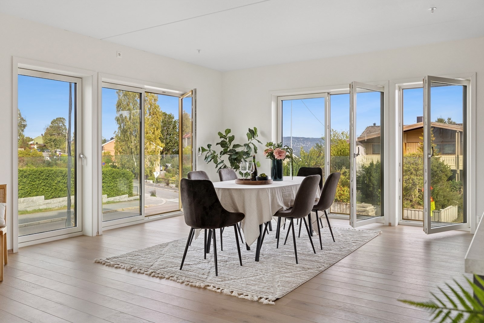 Fransk balkong rundt stuen, med dører som kan åpnes helt opp. Godt å kunne benytte på varme sommerdager. Galleribilde