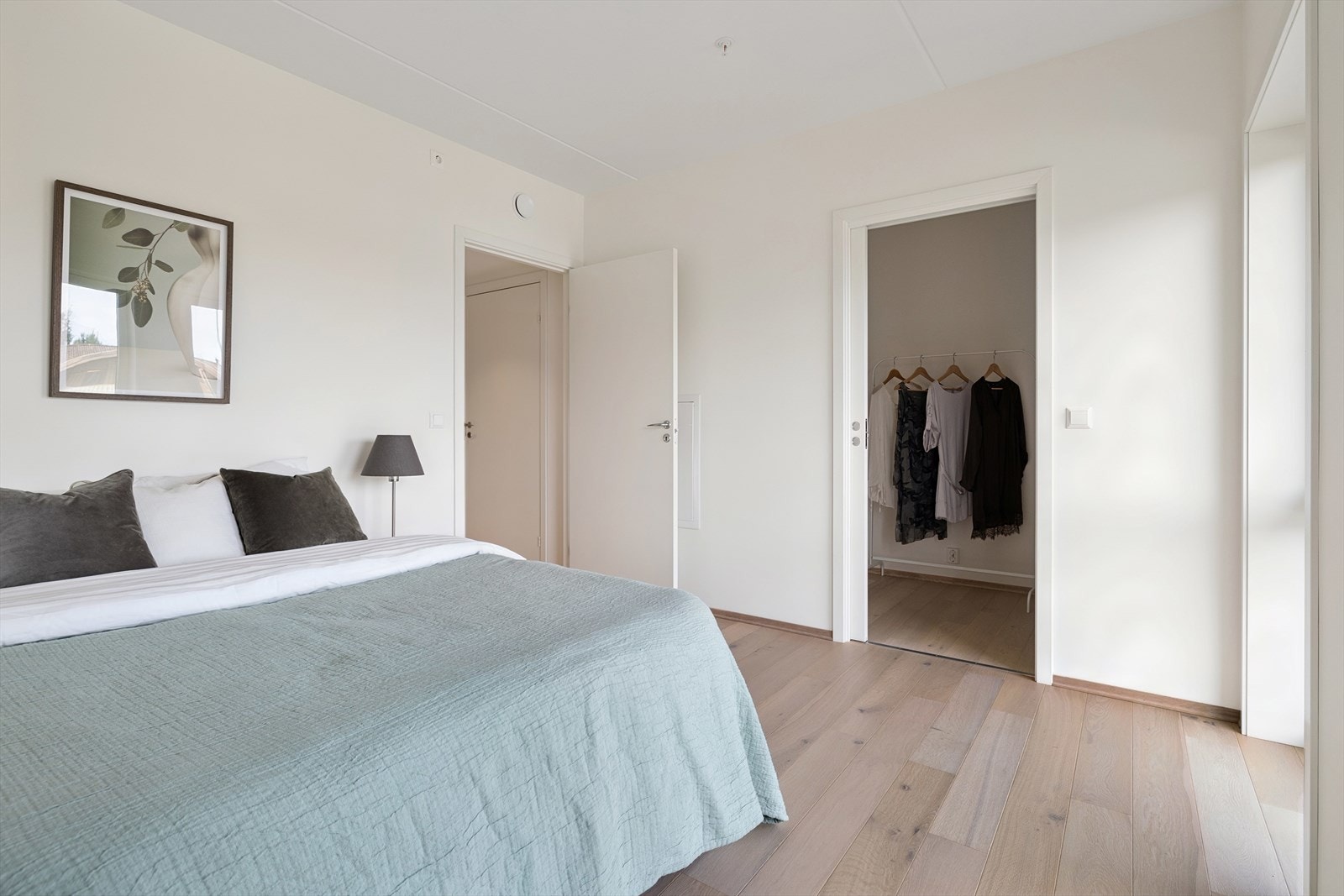 Tilknyttet hovedsoverommet er det walk-in closet. Galleribilde