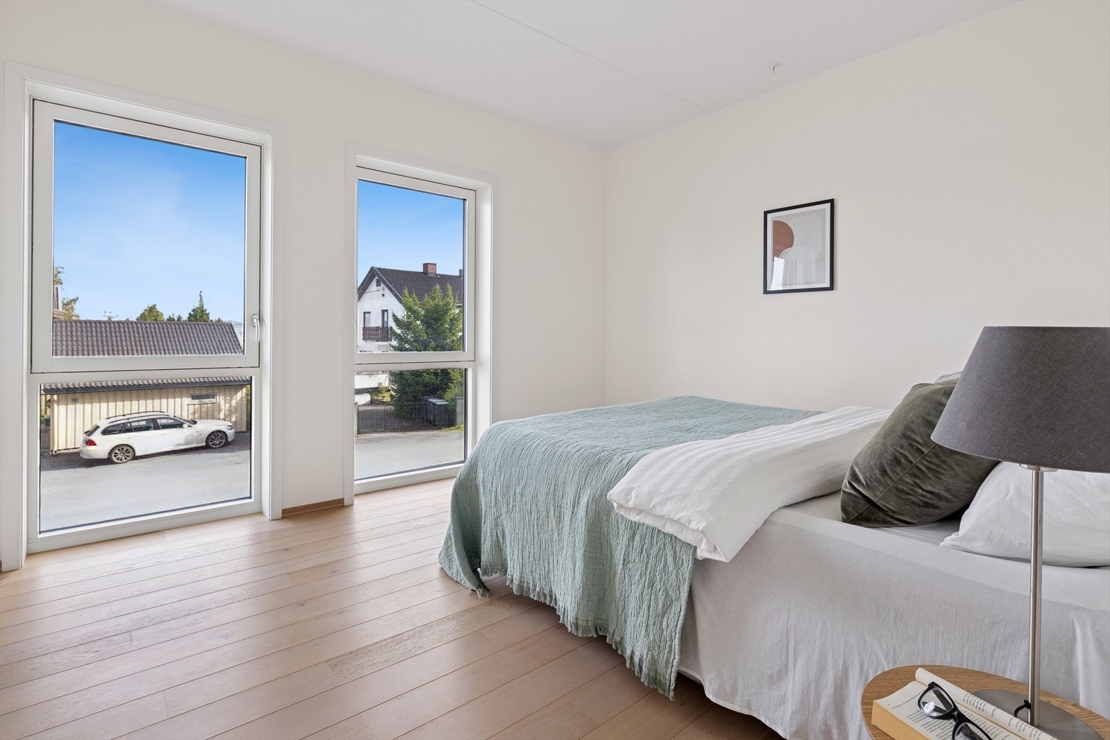 Hoved soverommet er pent innredet med god plass til dobbeltseng og tilhørende møblement. Galleribilde