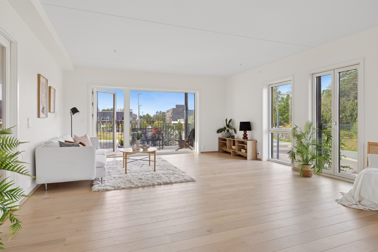 Fra stuen er det utgang til balkong, med utsikt mot senteret og Tangenten. Galleribilde