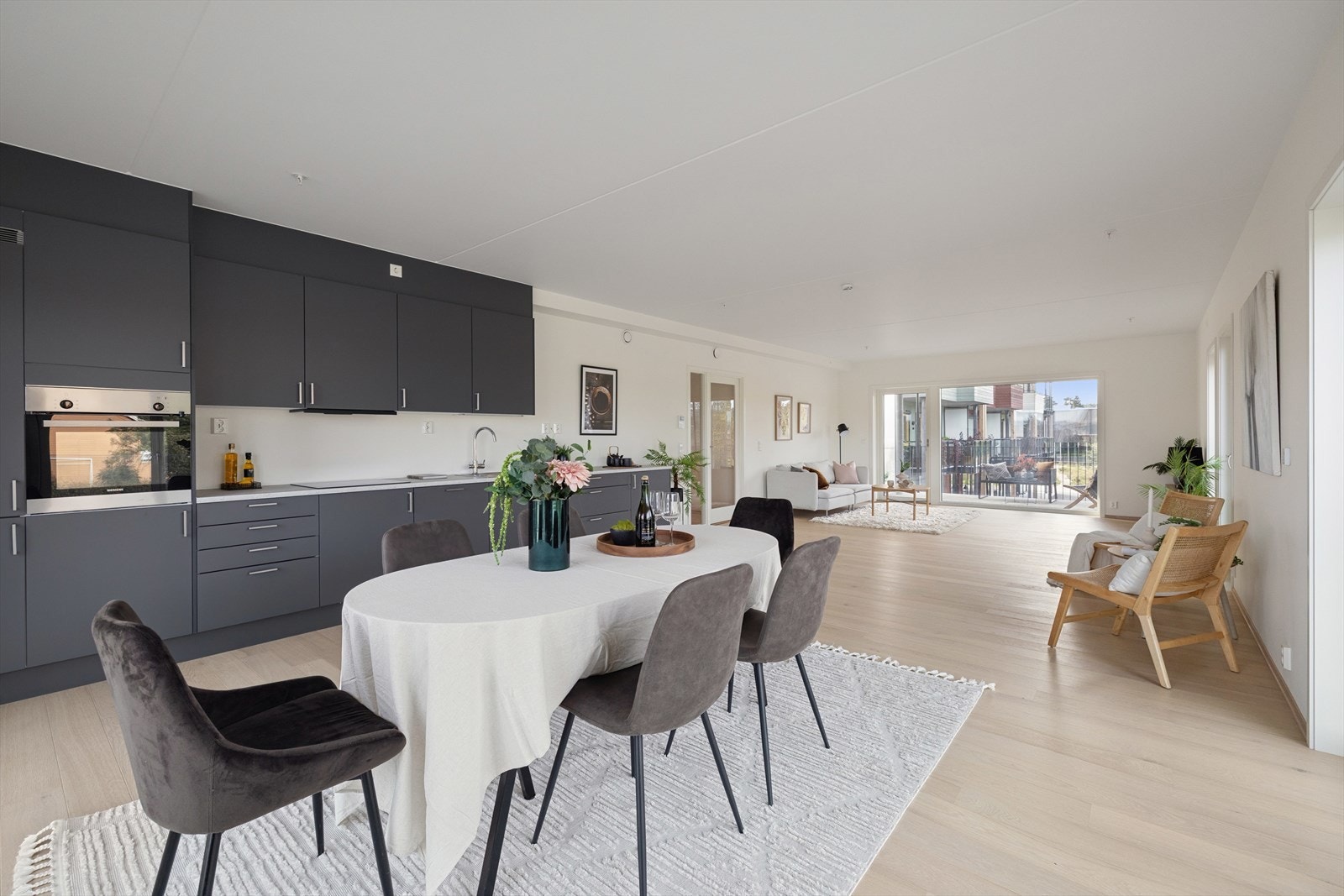 Romslig åpen stue- og kjøkkenløsning. Galleribilde