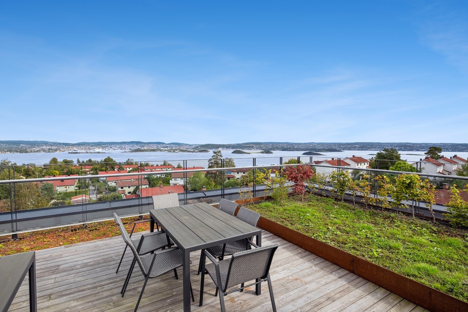 Romslig felles takterrasse med utrolig utsikt. Galleribilde