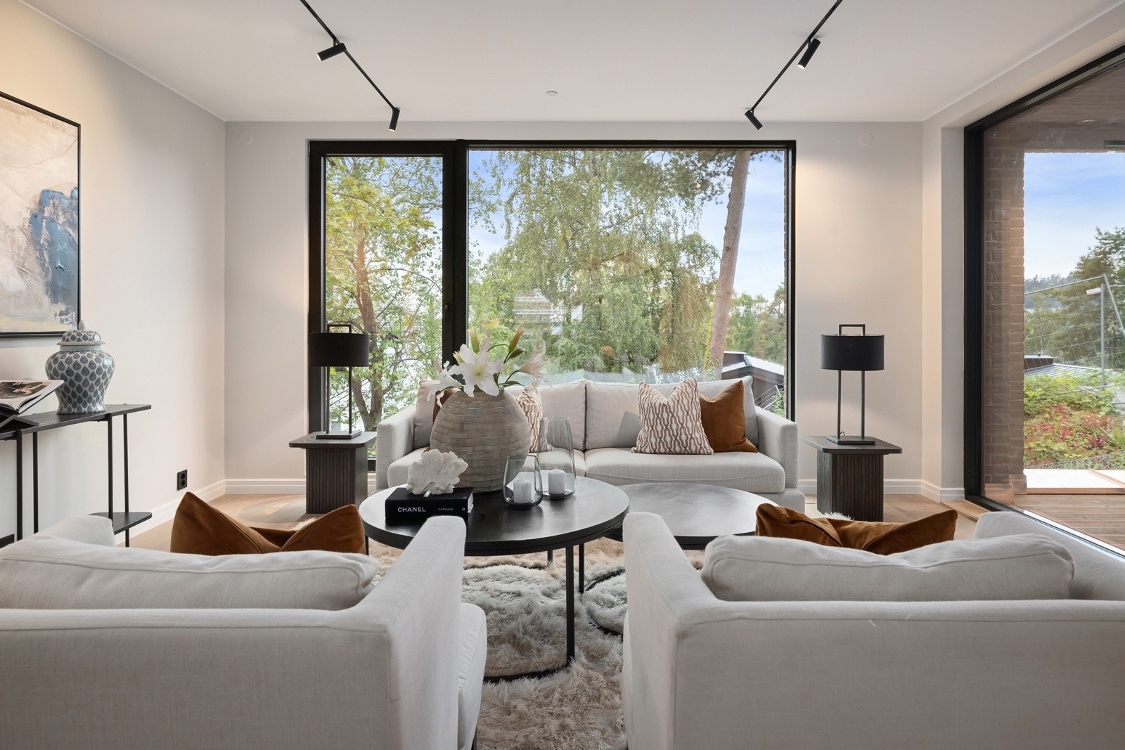 Stuen på hele ca 74 kvm og har store vindusflater fra gulv til tak fra 3 sider, og gir masse lys til rommet.