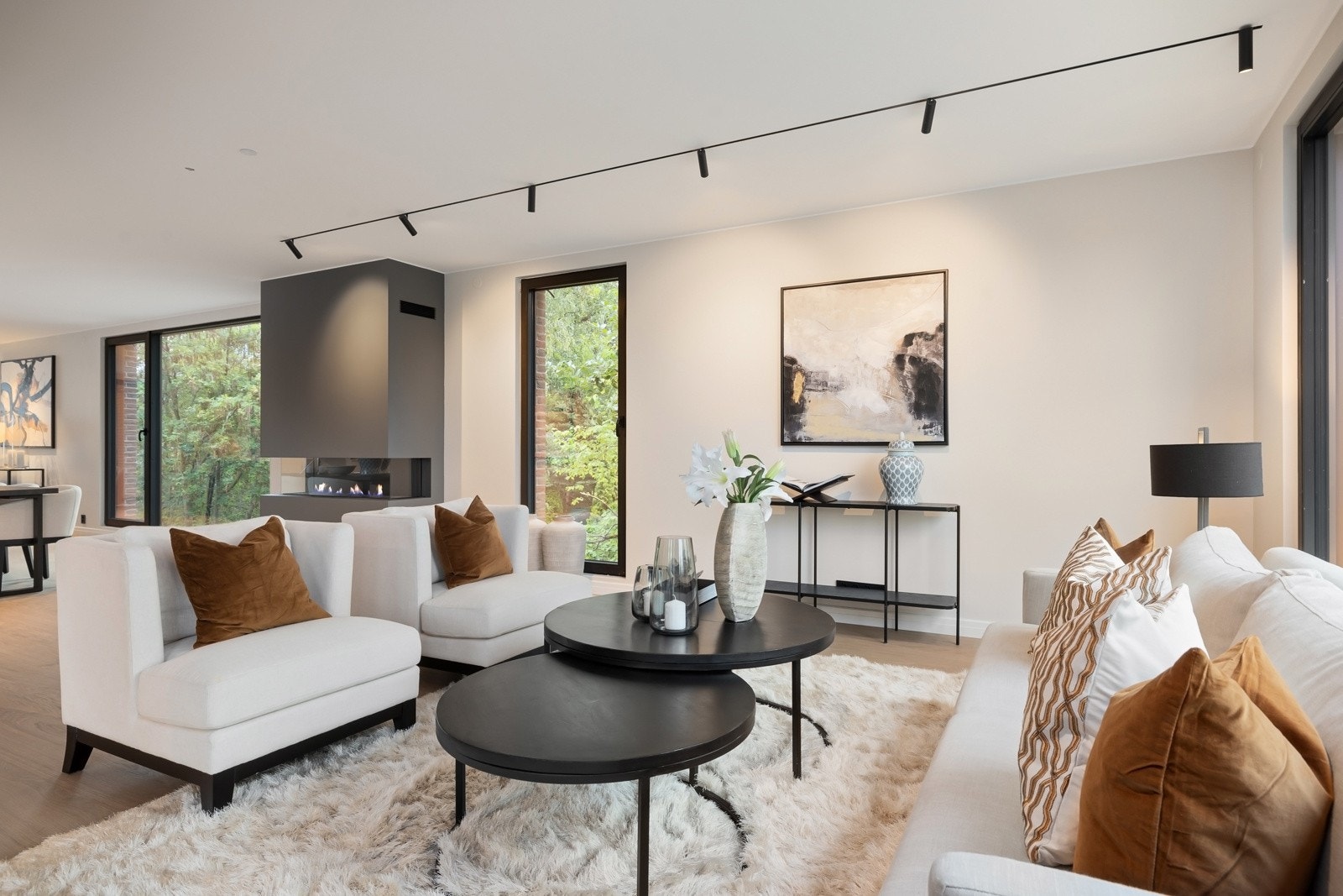 Stor og lekker gasspeis i stuen, er med på å skape den rette stemningen på mørke høstkvelder.