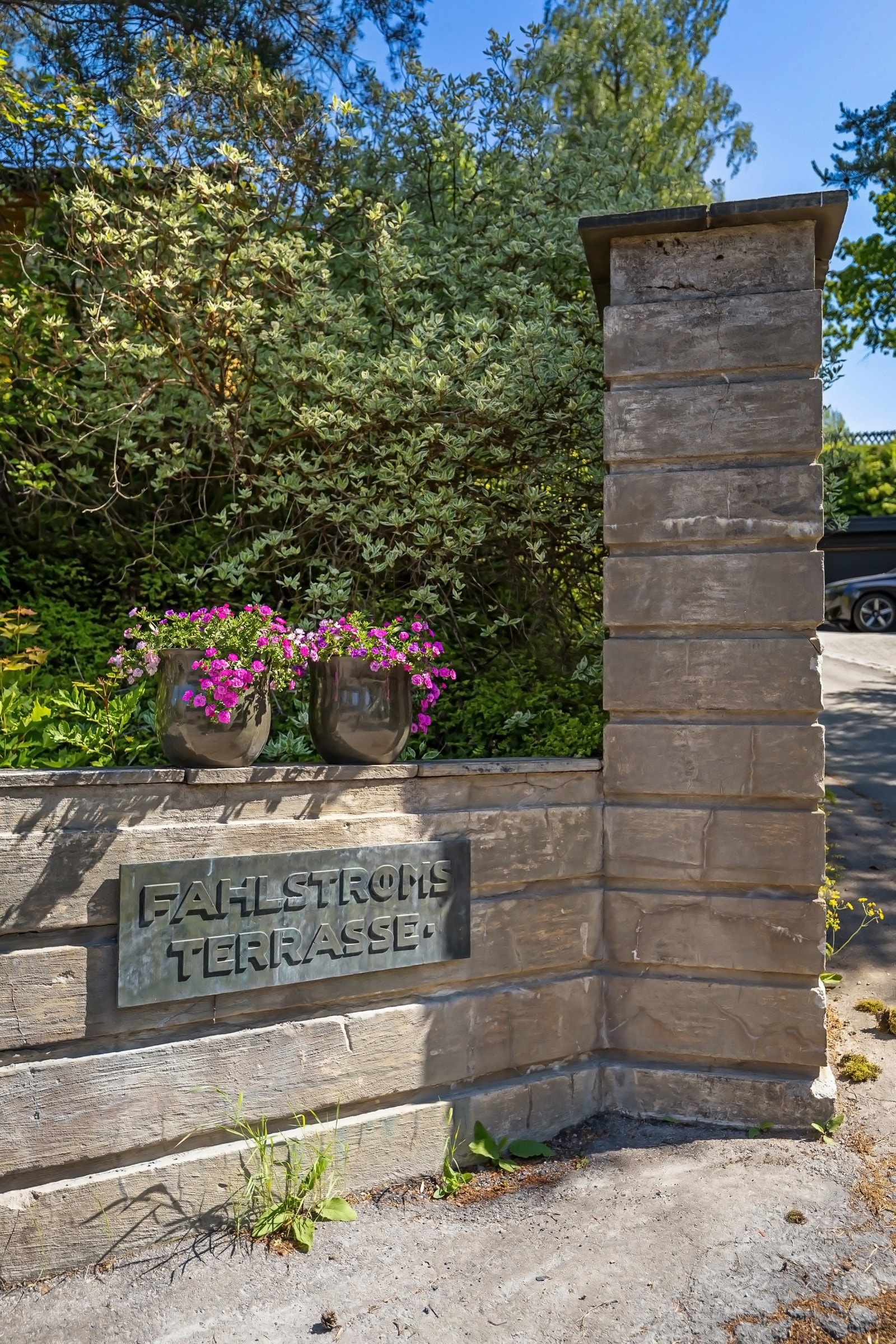 Fahlstrøms Terrasse, ligger som en liten stikkvei opp fra Dagaliveien, godt tilbaketrukket fra trafikkbildet. Velkommen til en sjelden anlednming!