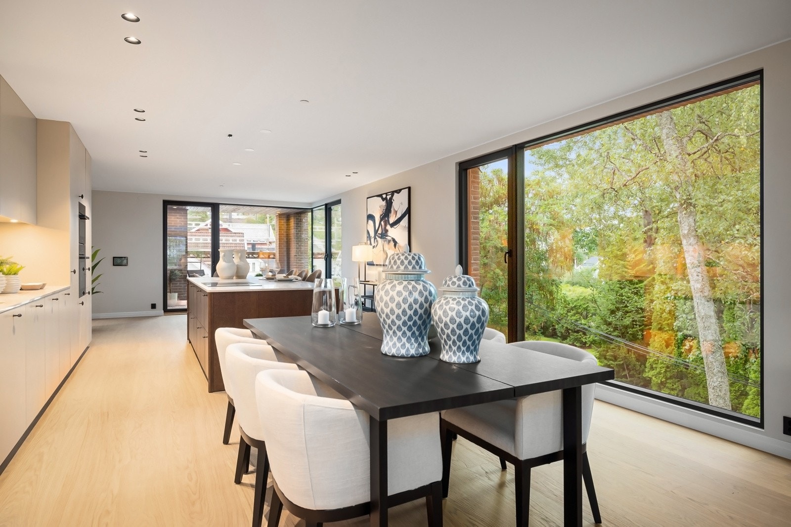 God plass til stort spisebord i nær tilknyttning til kjøkkenet.