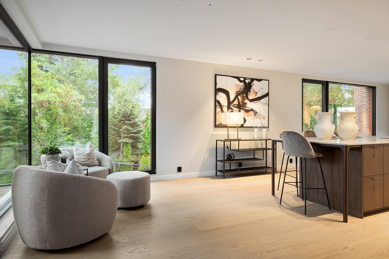 Det er god anledning for flere soner i stuen.