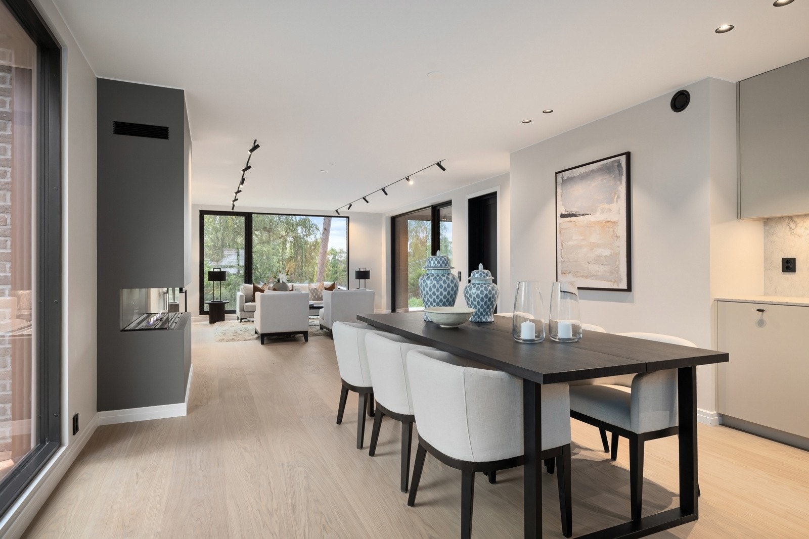 Den store flaten i stuen ( ca 17.5 meter), gir en helt spesiell opplevelse i dette rommet.