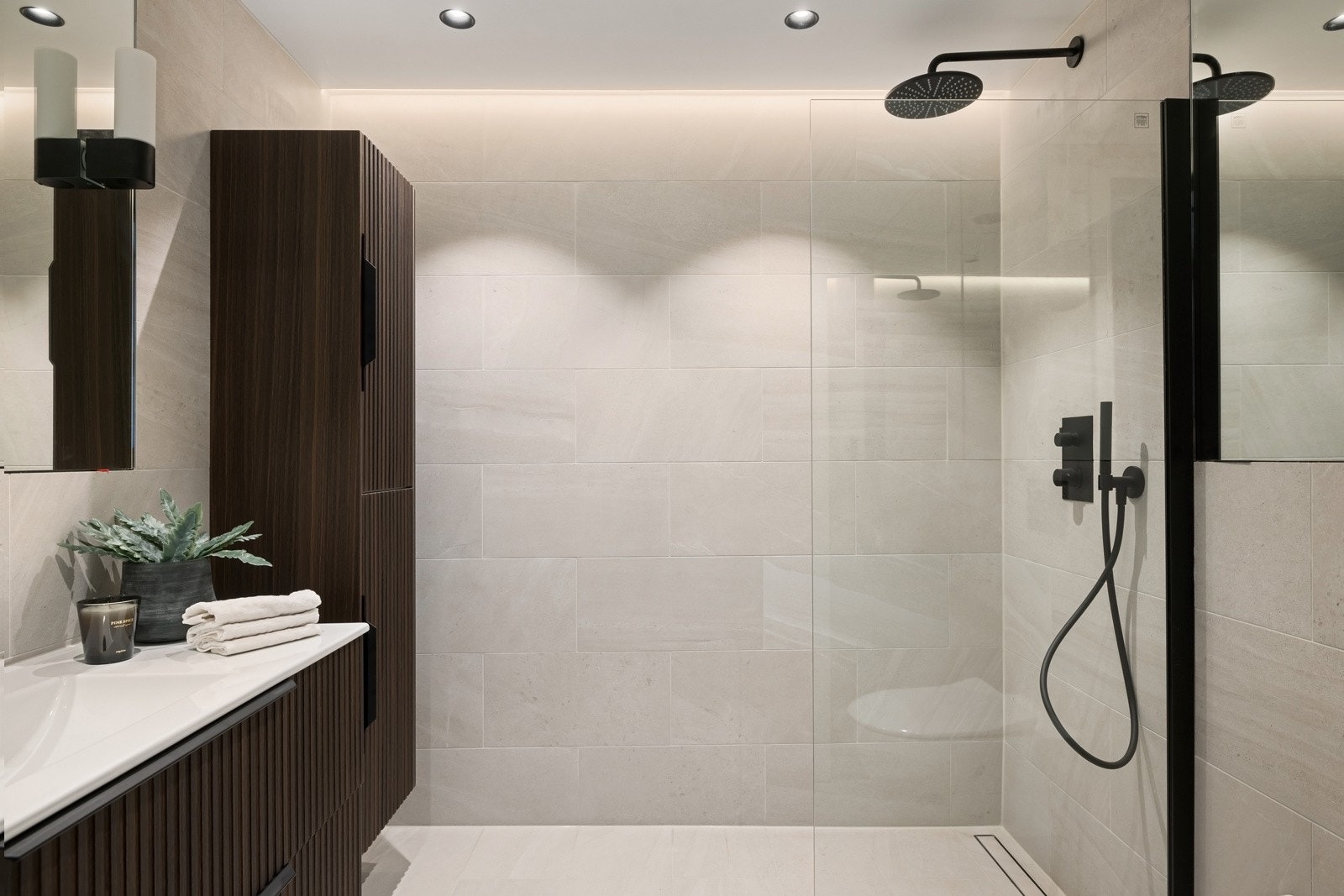 Baderom 2- Innredning fra Oslo VVS i mørk utførsel. Tapwell blandebatterier og takdusj med håndspyler.