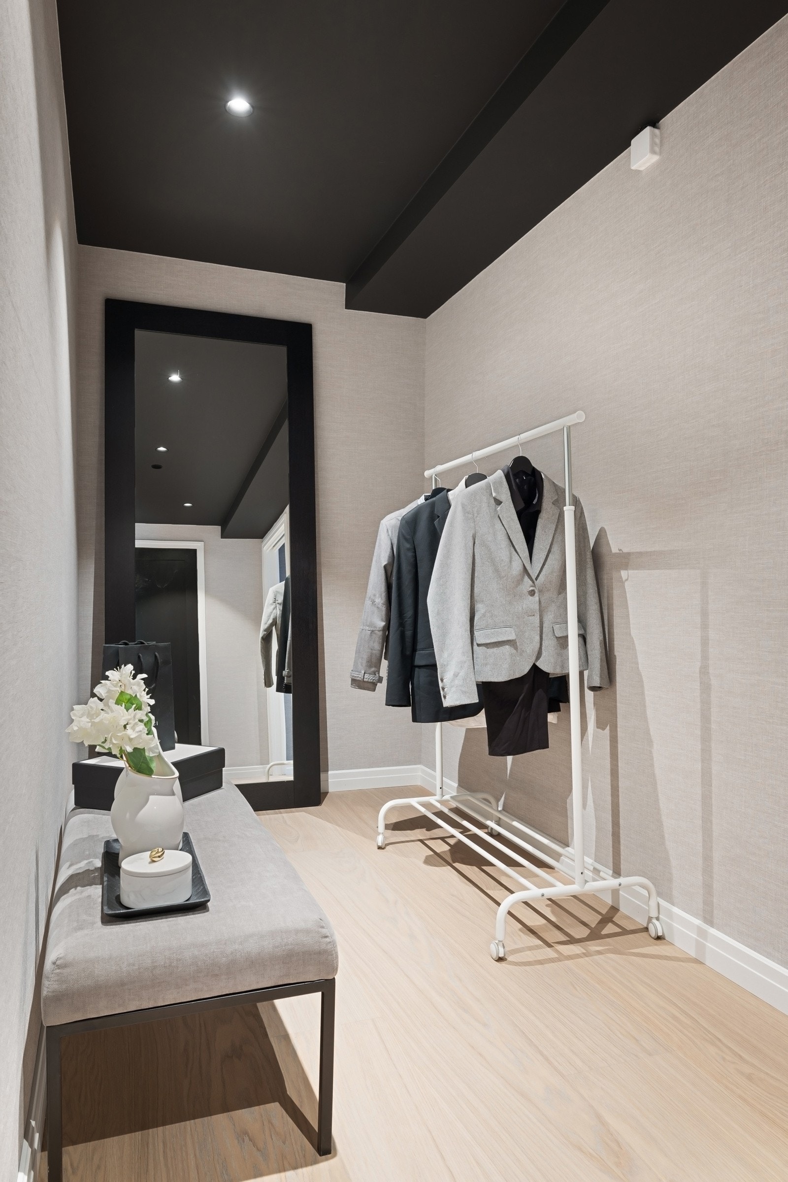 Praktisk walk-in garderobe i tilknyttning til hovedsoverommet.