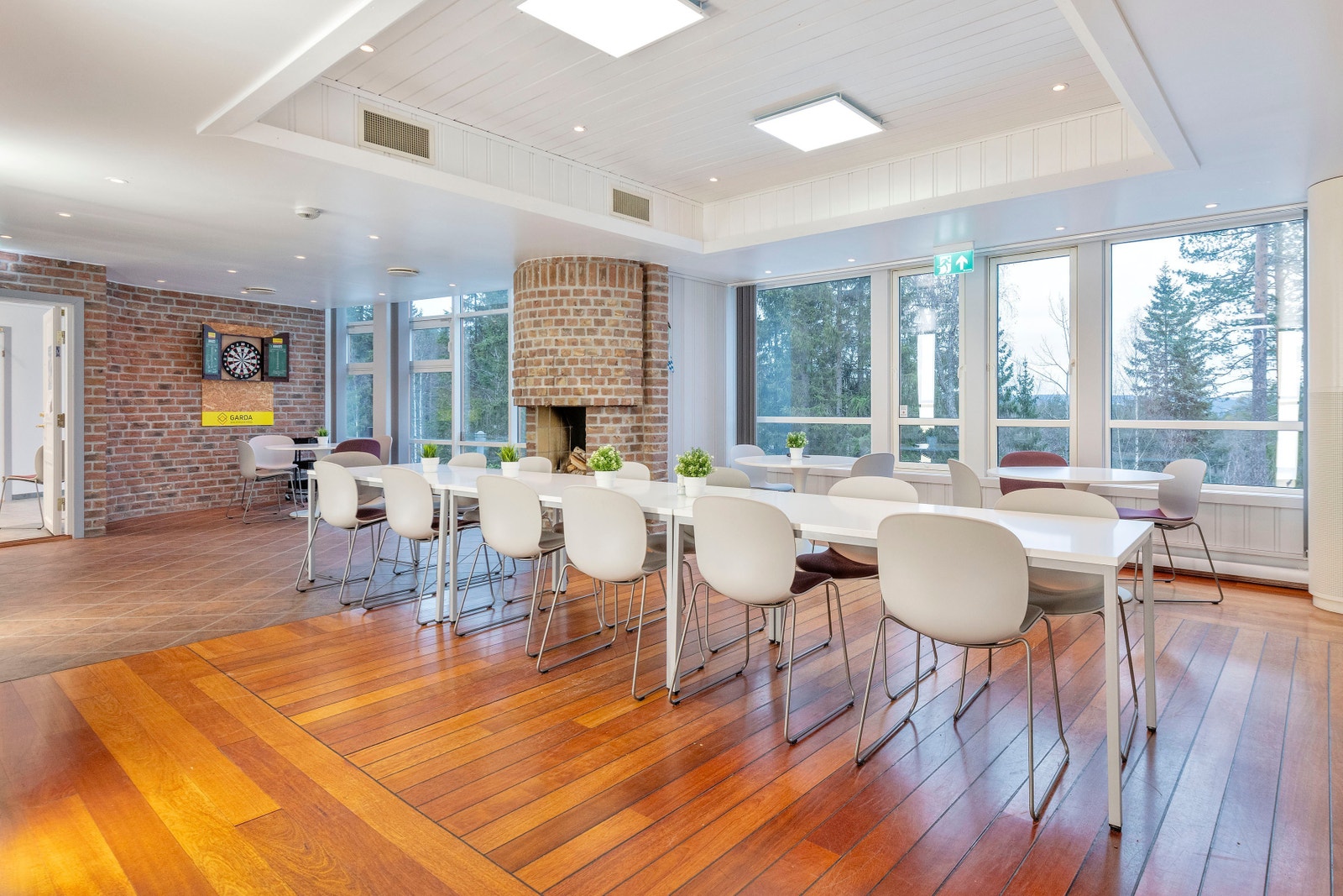 Flott møte- og spiserom med peis m.m. Galleribilde