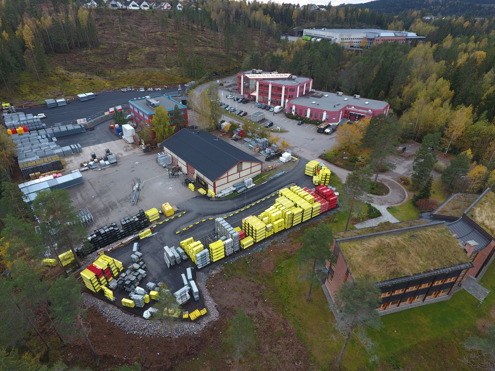 Stamveien 8 - 1 802 kvm inngjerdet utelagring, kaldtlager på 432 kvm med oppvarmet kontormesanin på 216 kvm. Galleribilde