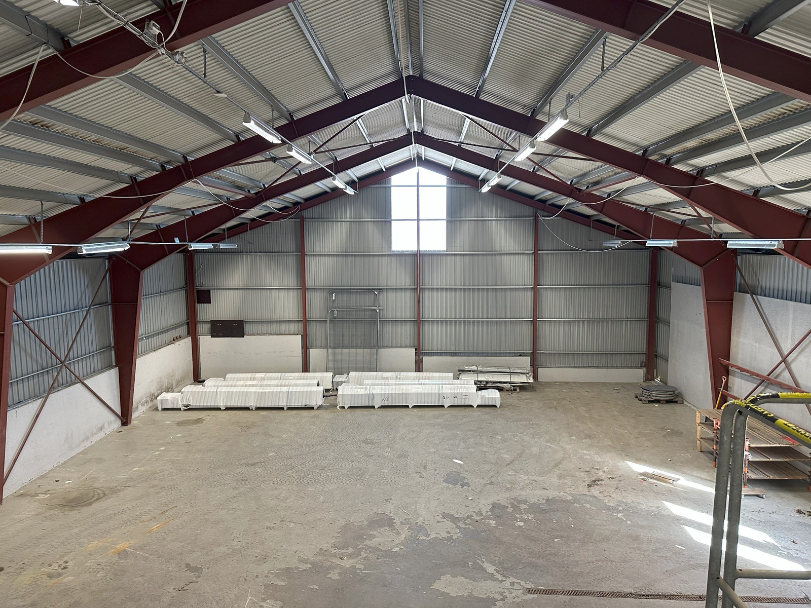 Kaldtlager med god takhøyde, kjøreport og mesanin. Galleribilde