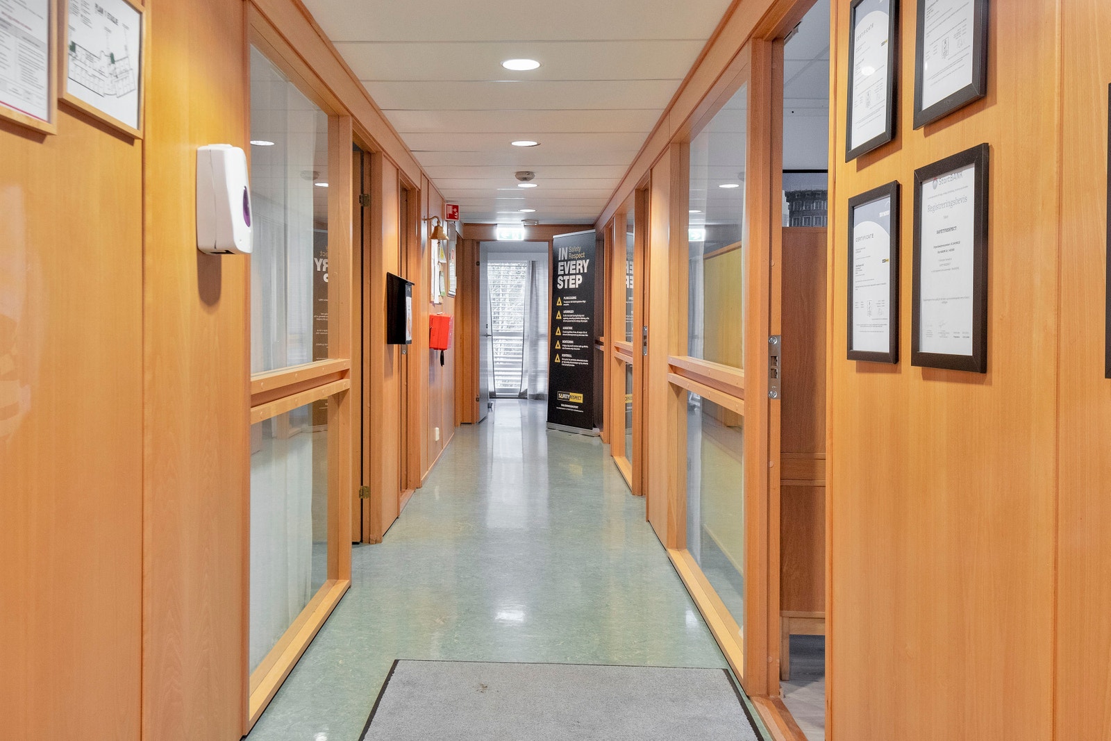 Kontorarealet er utstyrt med både cellekontorer, møterom m.m. Galleribilde