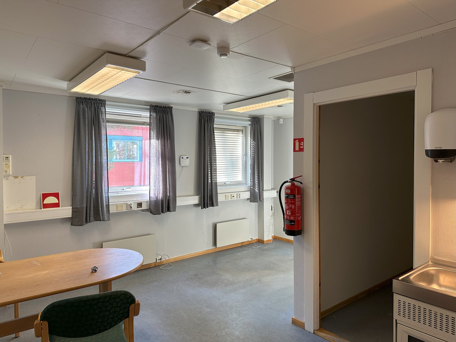 Isolert kontor på mesanin. Inneholder: Kjøkken, spisesone, toalett, dusj og kontor. Galleribilde