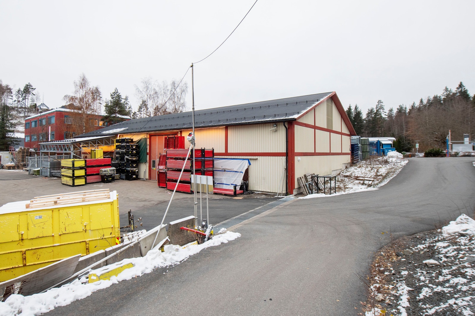 Stor kjøreport og ca. 5,5 meter takhøyde. Galleribilde