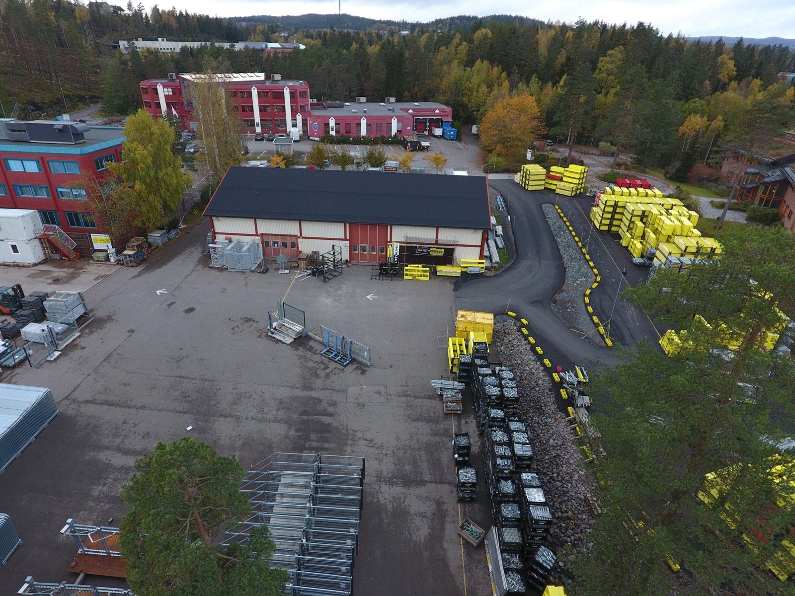 Kaldtlager med kontormesanin og utelagring. Galleribilde