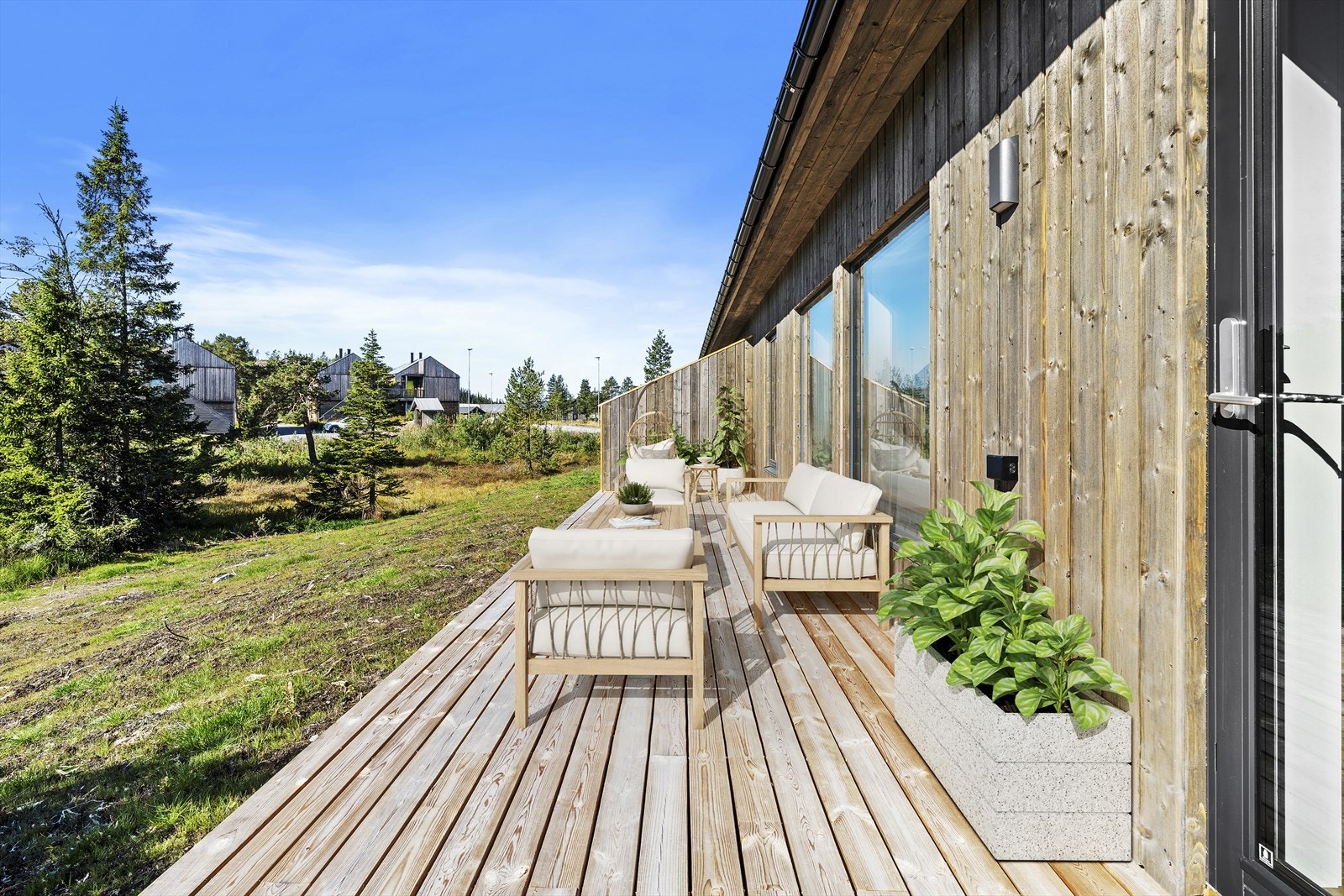 Solrik markplatting hvor det er plass til utemøblement. Bildet er digitalt møblert Galleribilde