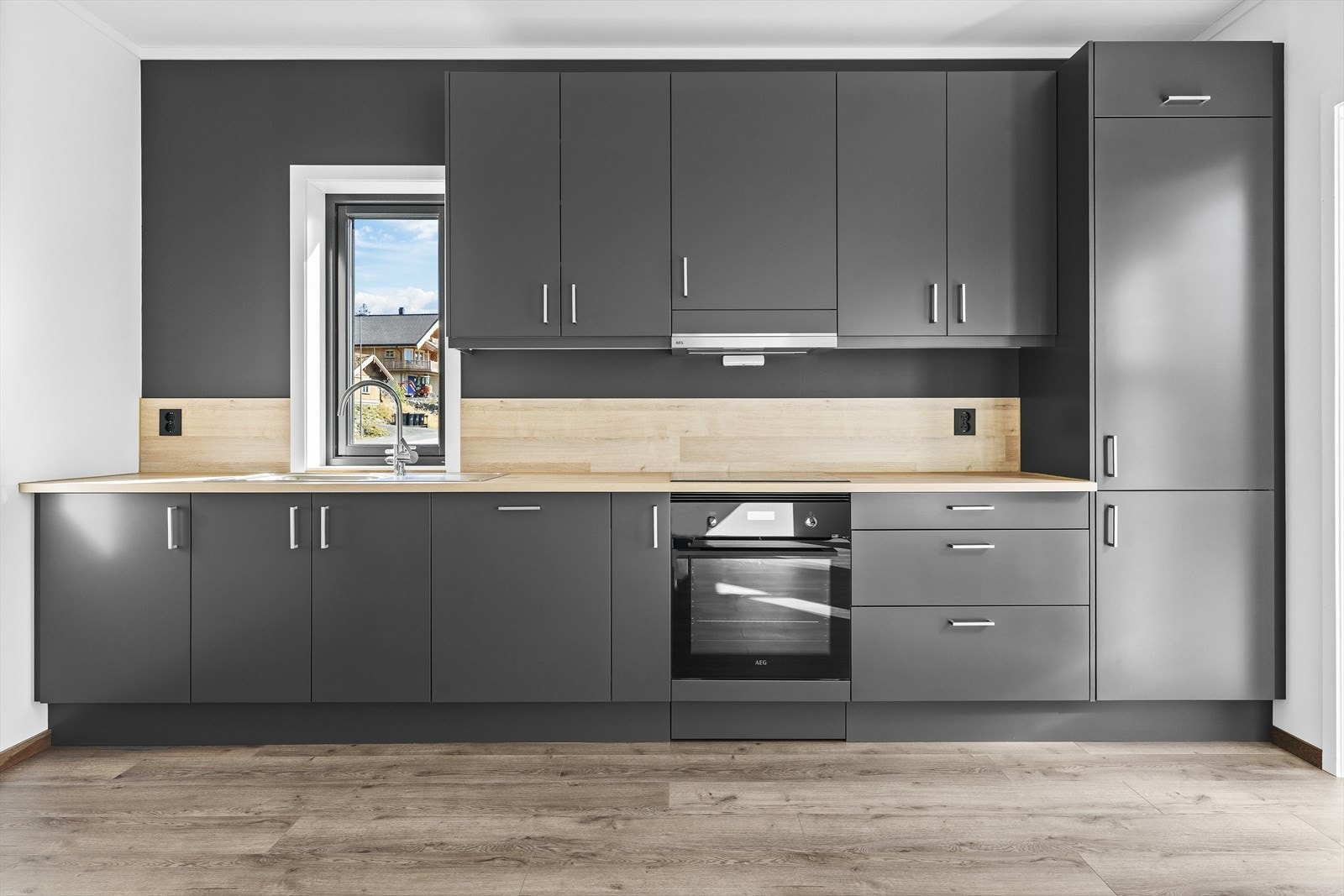 Kjøkkeninnredningen har integrert oppvaskmaskin, stekeovn, platetopp og kjøl/fryseskap Galleribilde