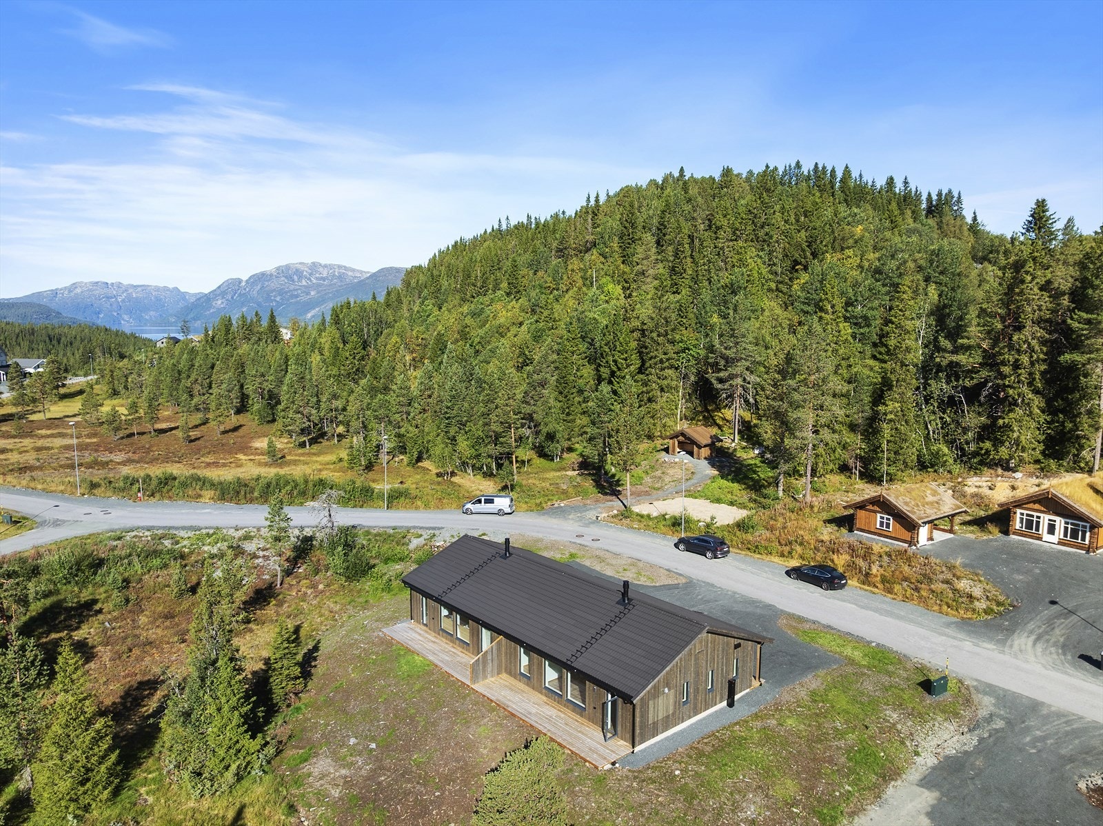 Fra boligen er det gangavstand til Rauland barnehage, Rauland skole, samt til idrettshall, lekeplass og fotballbane Galleribilde