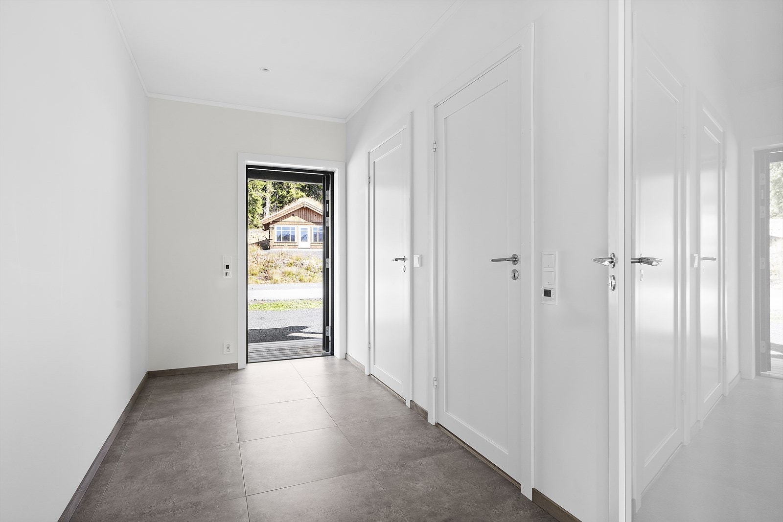 Åpen og lys gang med varmekabler i gulv Galleribilde