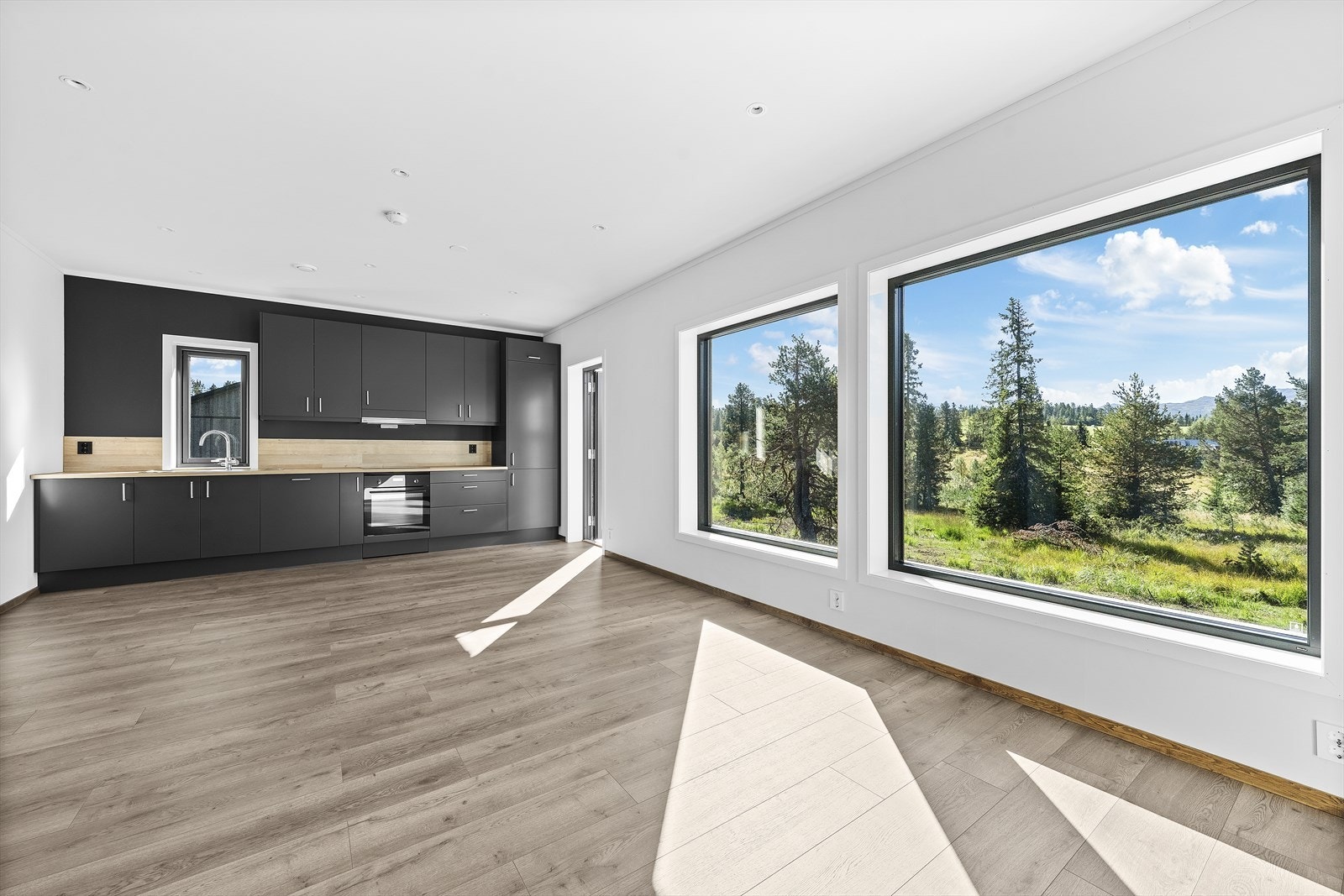 Fra stue/kjøkken er det utgang til usjenert terrasse Galleribilde