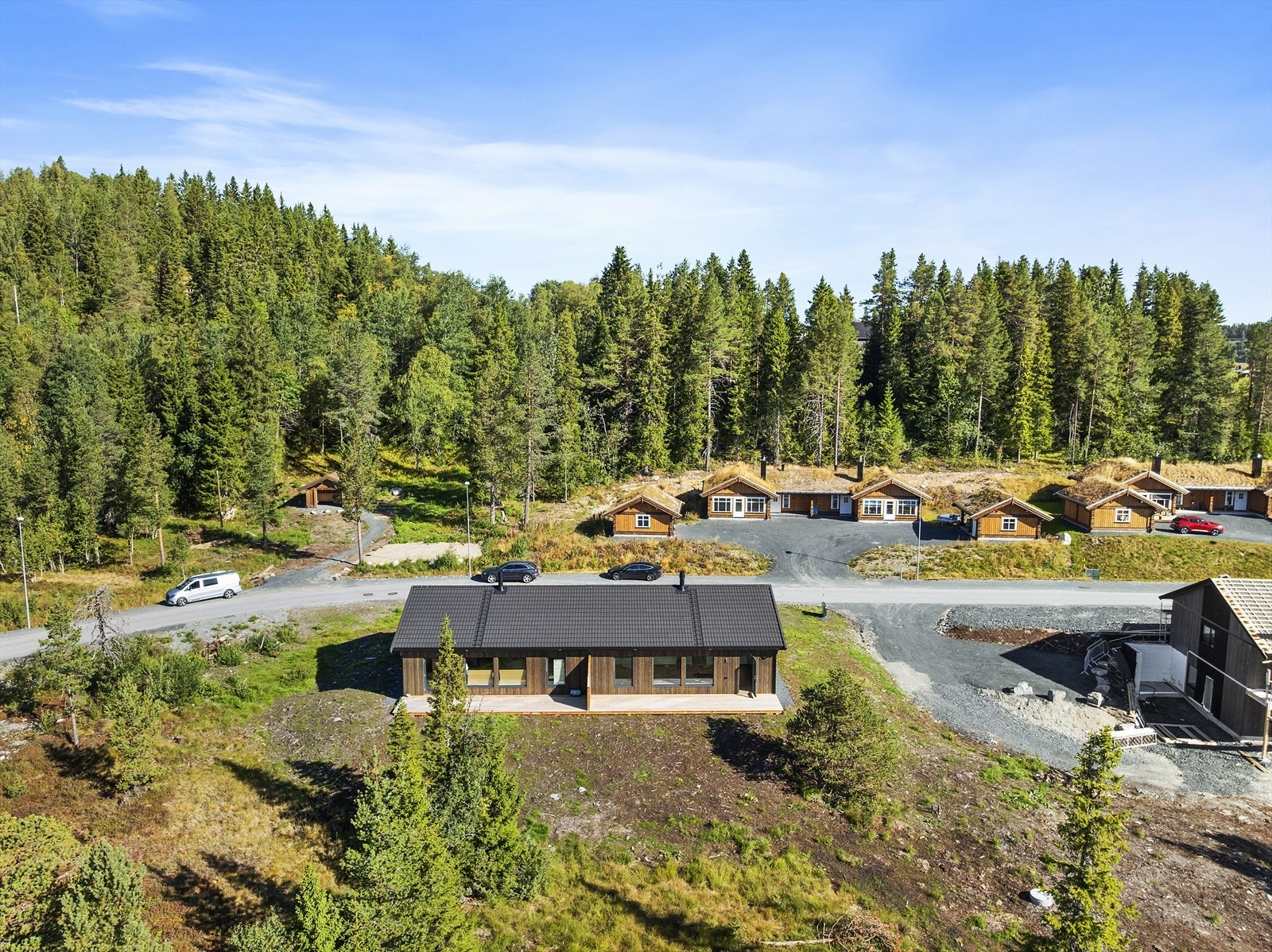Boligområdet ligger ca. 1 km fra Rauland sentrum med matbutikker, sportsbutikk, bakeri, tannlege og legekontor Galleribilde