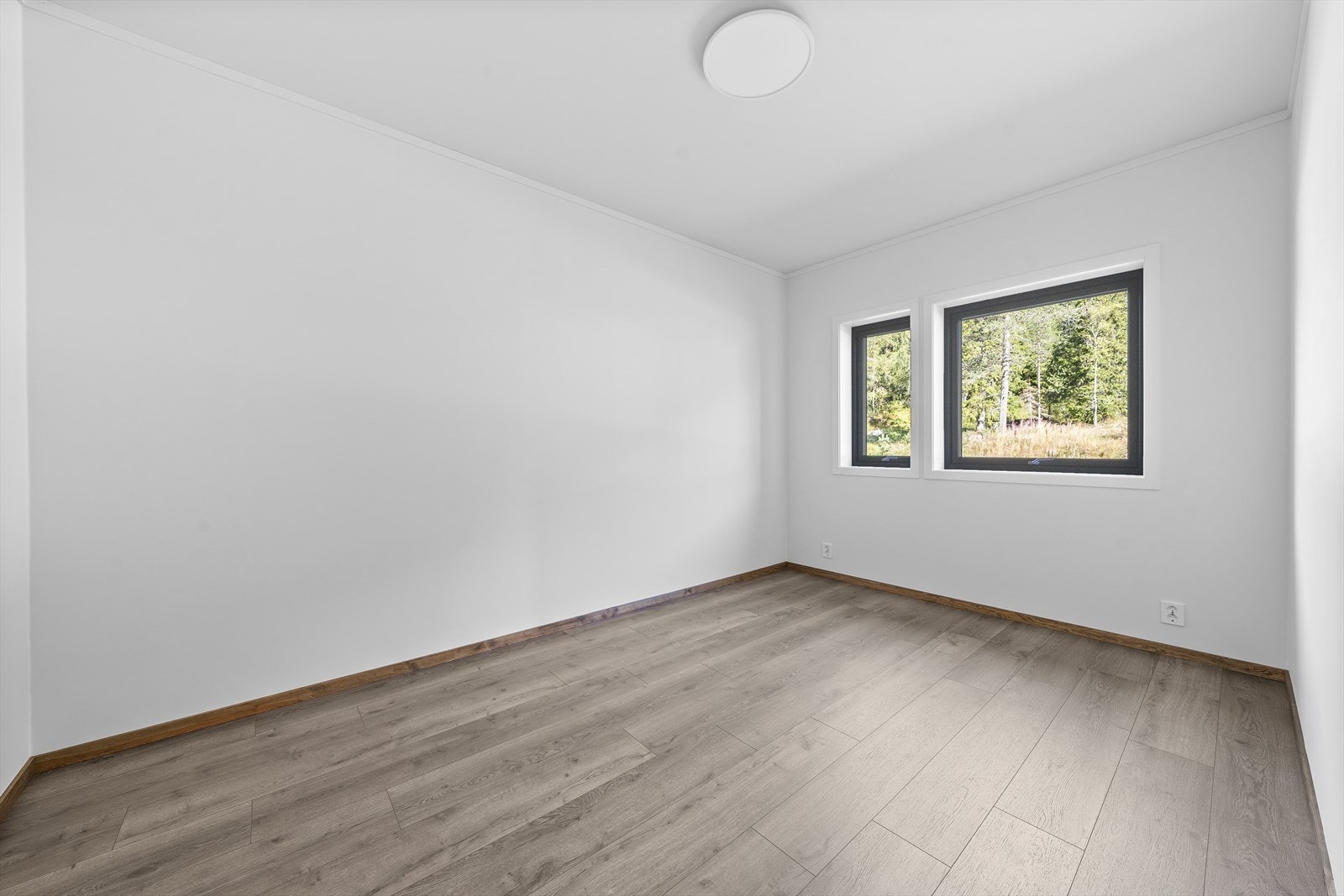 Hovedsoverommet er av god størrelse med plass til dobbeltseng, nattbord og garderobeløsning Galleribilde