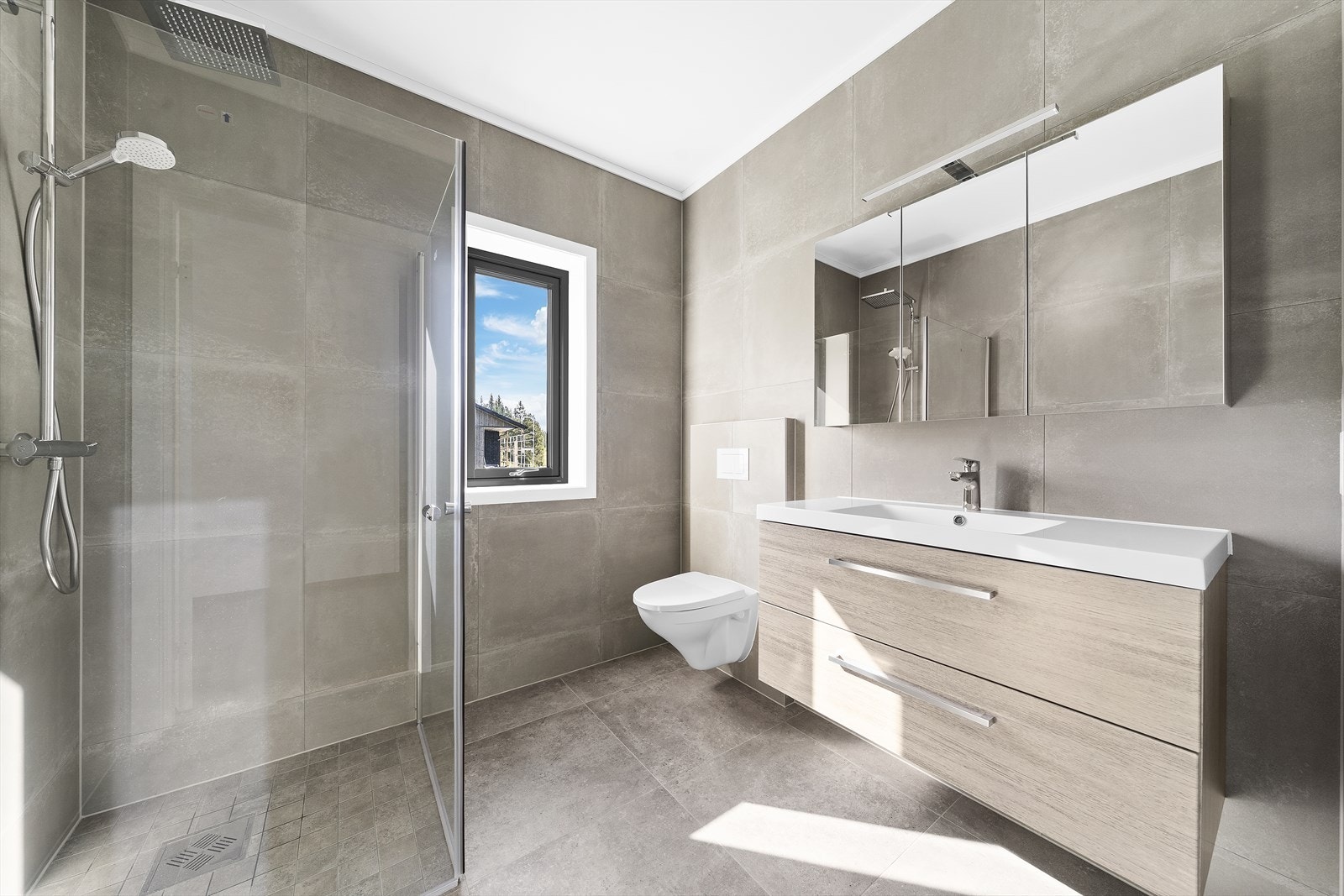 Delikat helfliset baderom med varmekabler i gulv Galleribilde