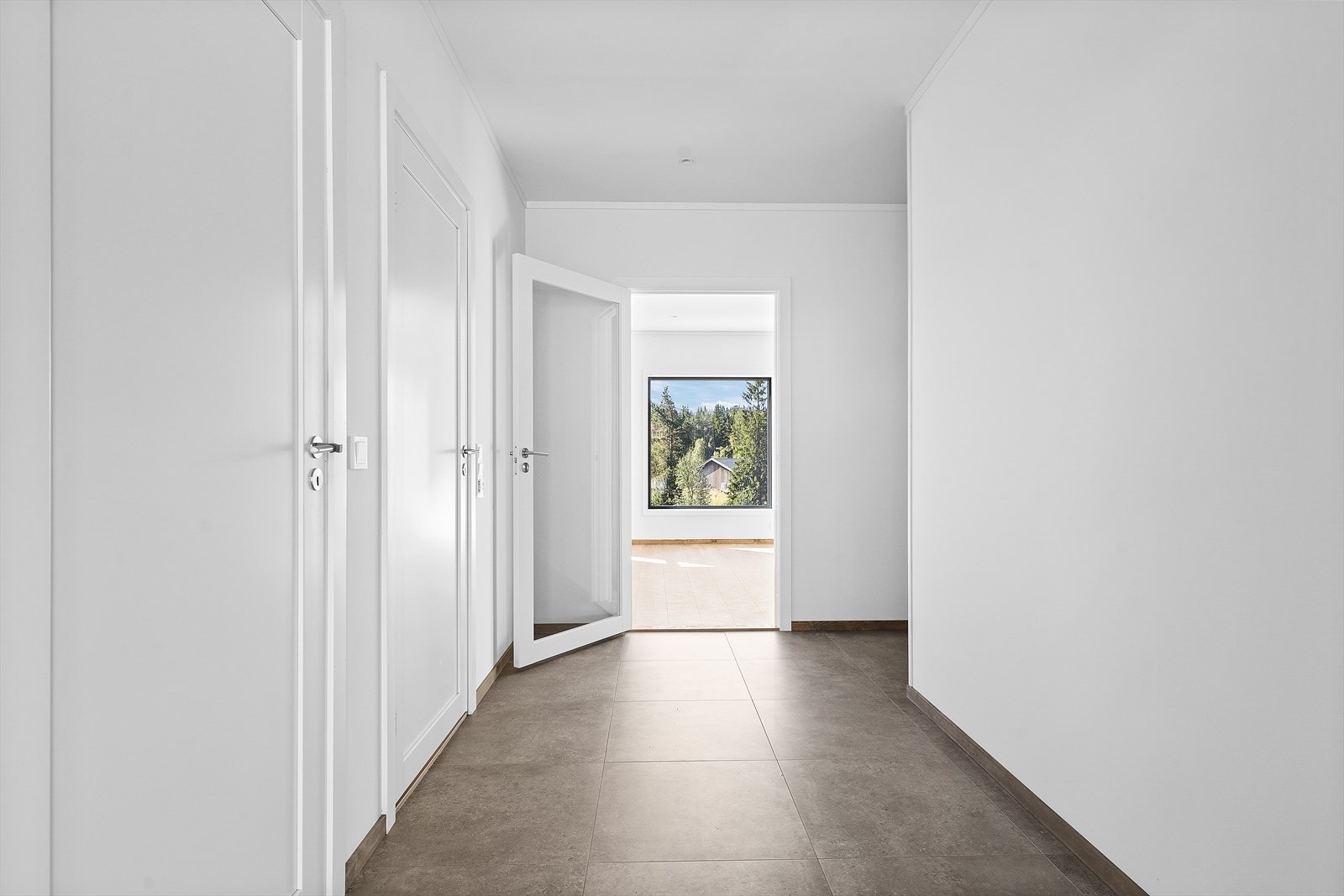 I gangen er det plass til å montere opp garderobe og andre møbleringsmuligheter Galleribilde