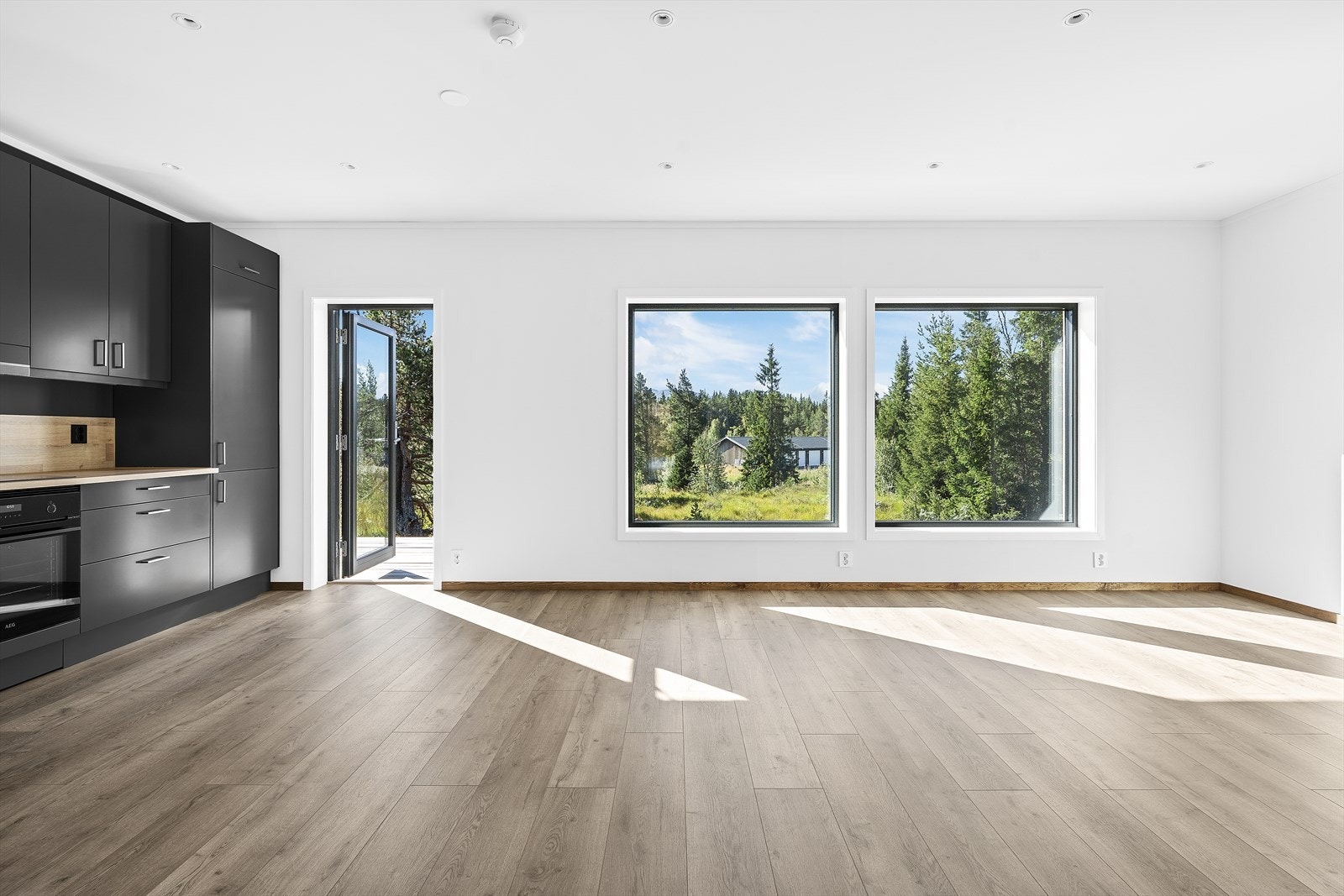 Lys stue med gode vindusflater som sørger for godt lysinnslipp Galleribilde