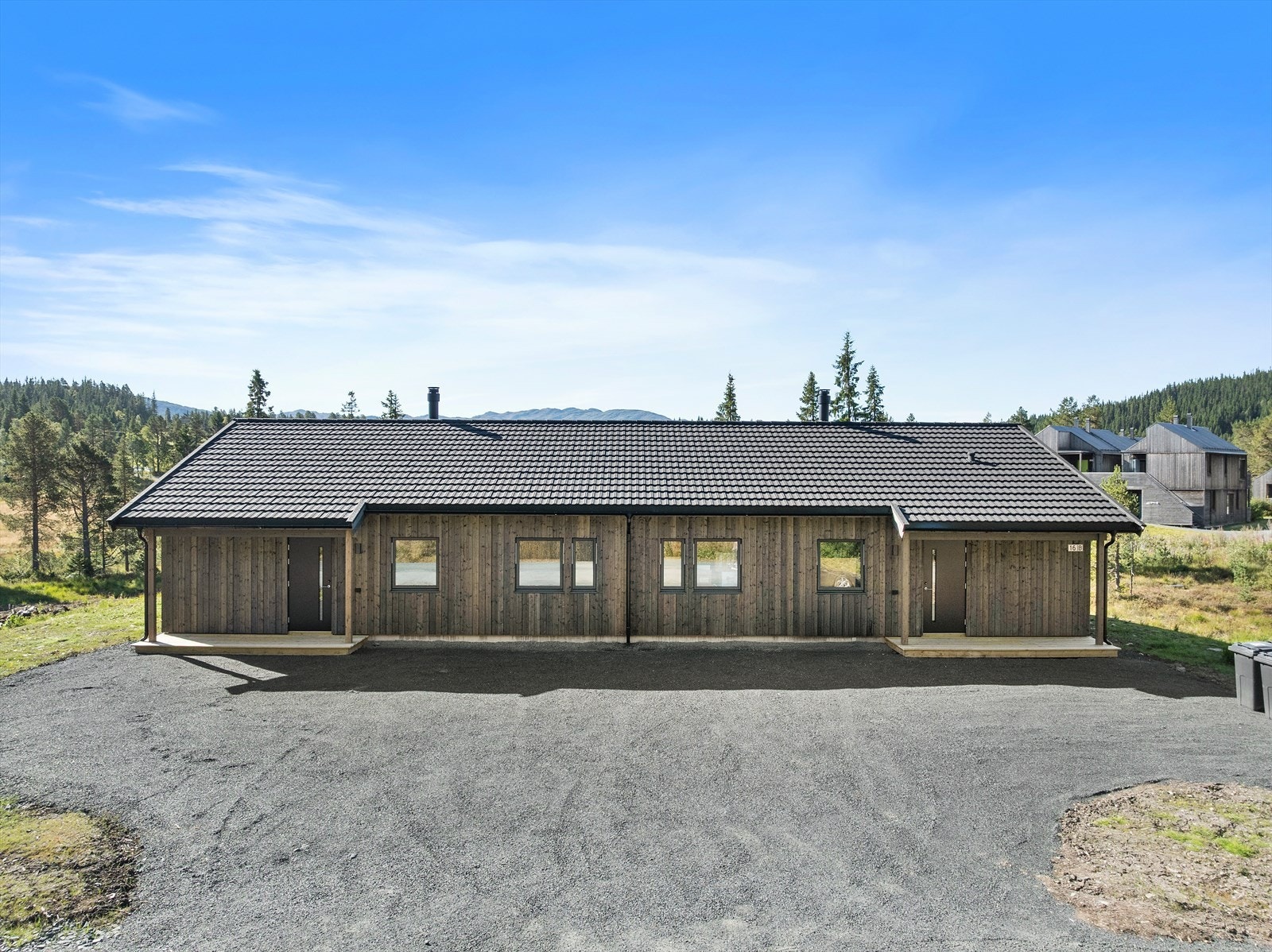 Gode parkeringsmuligheter i gruset gårdsplass Galleribilde