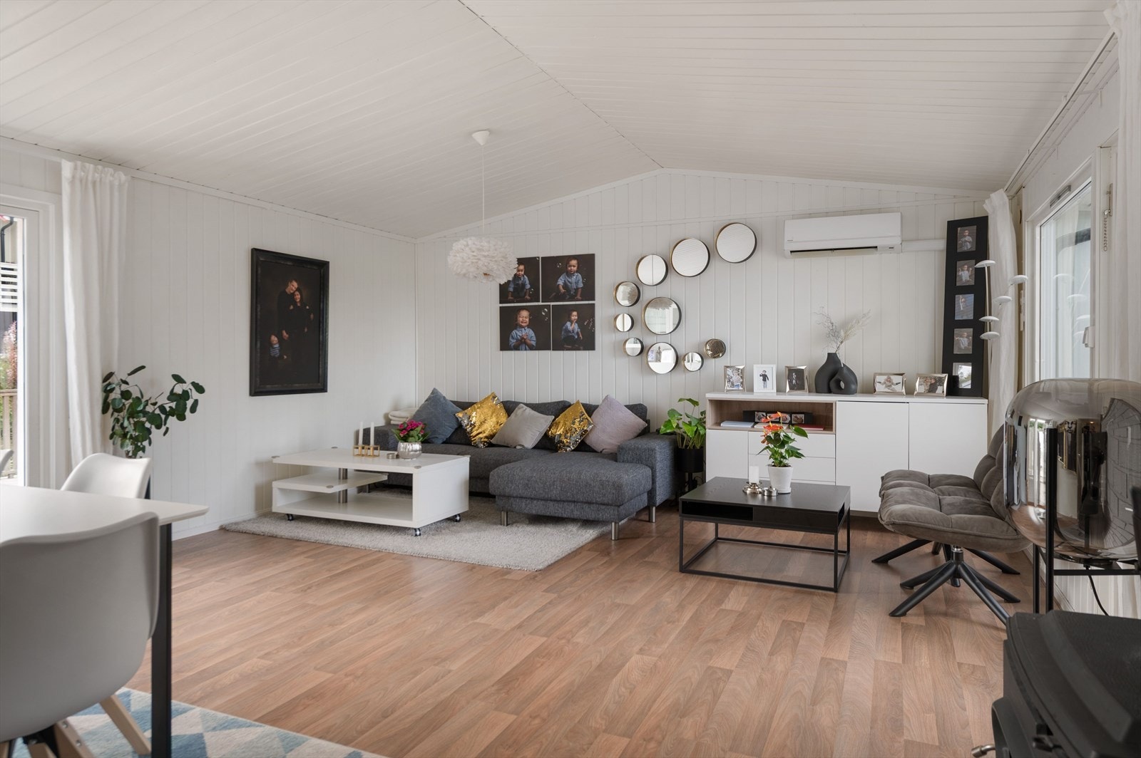 Lys og innbydende stue. Galleribilde